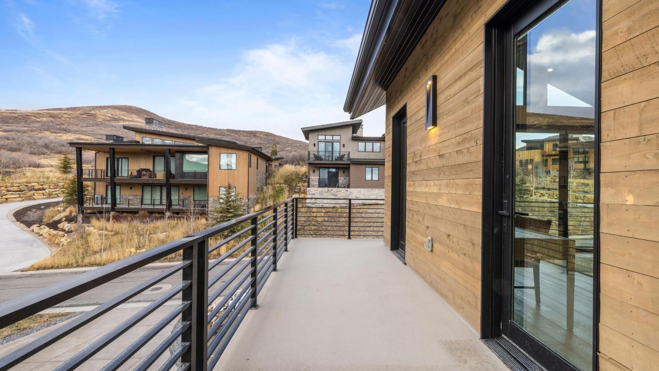 2 Min to Jordanelle Gondola • Hot Tub • Spa Suite • Movie Room Mountain Views Skyridge Summit by AvantStay