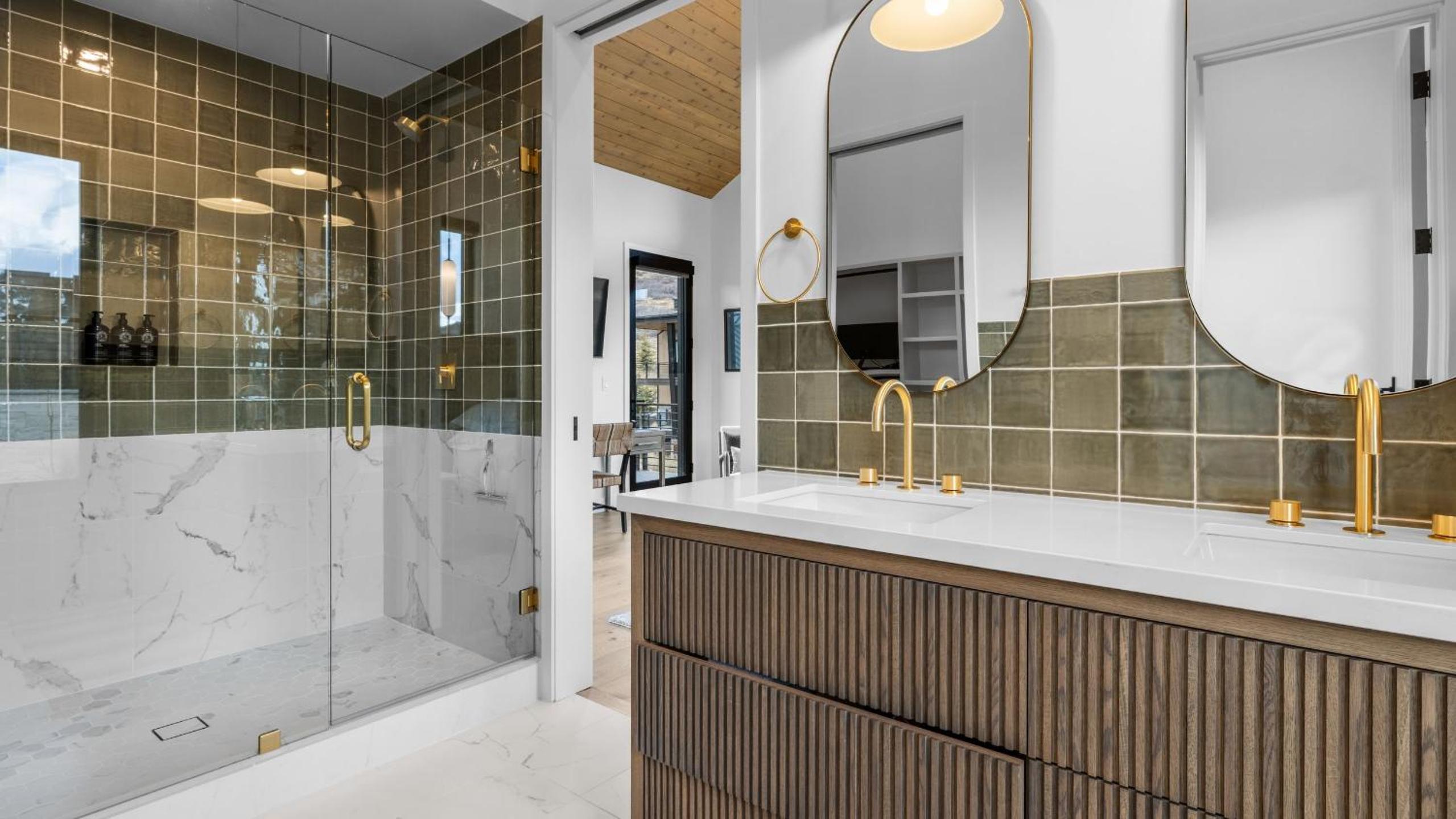 2 Min to Jordanelle Gondola • Hot Tub • Spa Suite • Movie Room Mountain Views Skyridge Summit by AvantStay