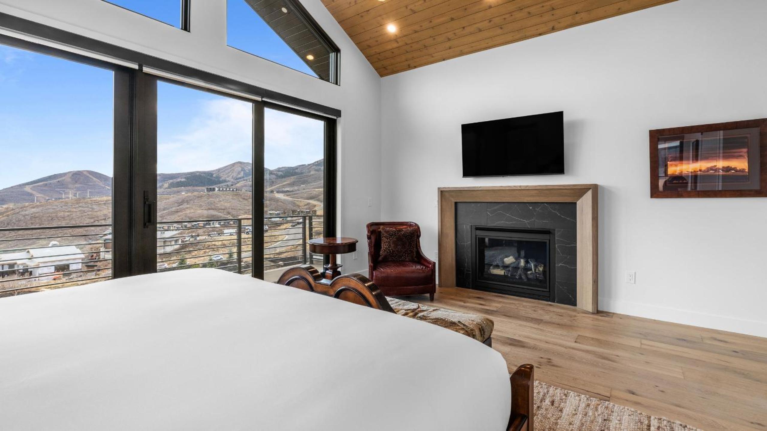 2 Min to Jordanelle Gondola • Hot Tub • Spa Suite • Movie Room Mountain Views Skyridge Summit by AvantStay