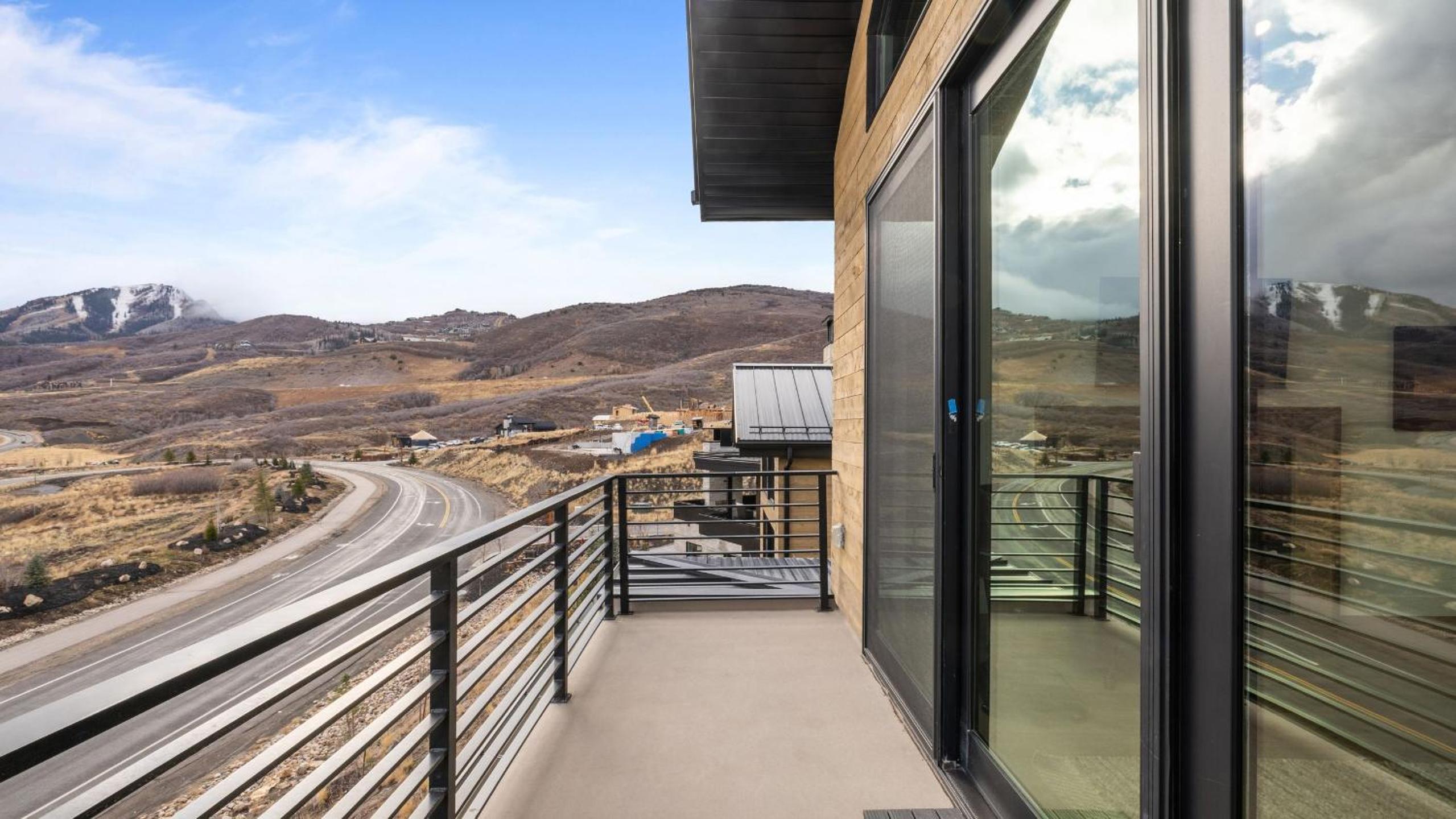 2 Min to Jordanelle Gondola • Hot Tub • Spa Suite • Movie Room Mountain Views Skyridge Summit by AvantStay