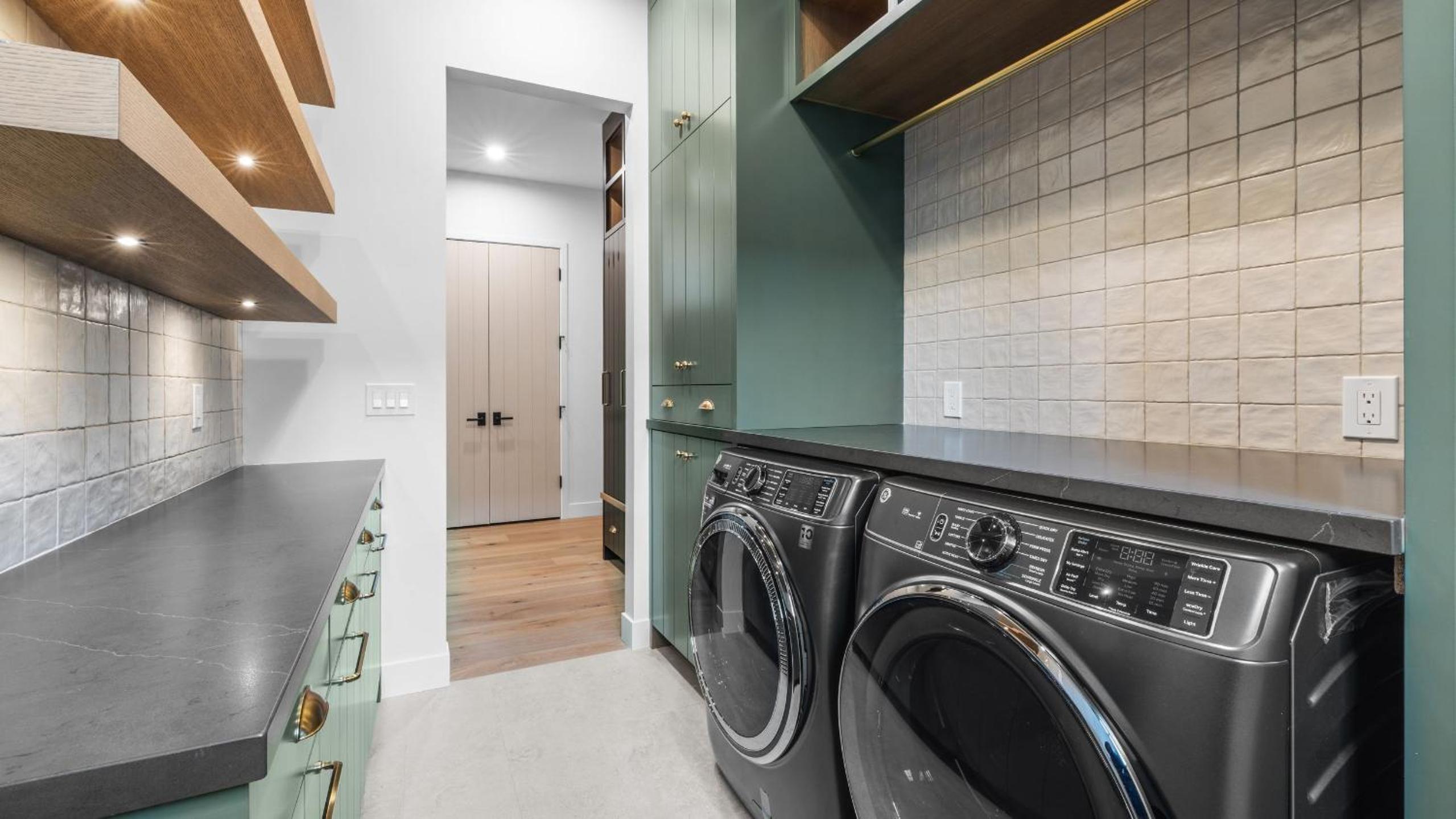 2 Min to Jordanelle Gondola • Hot Tub • Spa Suite • Movie Room Mountain Views Skyridge Summit by AvantStay