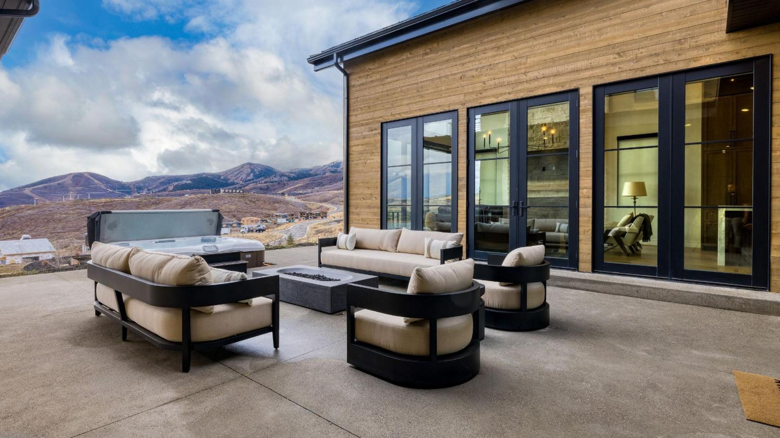 2 Min to Jordanelle Gondola • Hot Tub • Spa Suite • Movie Room Mountain Views Skyridge Summit by AvantStay