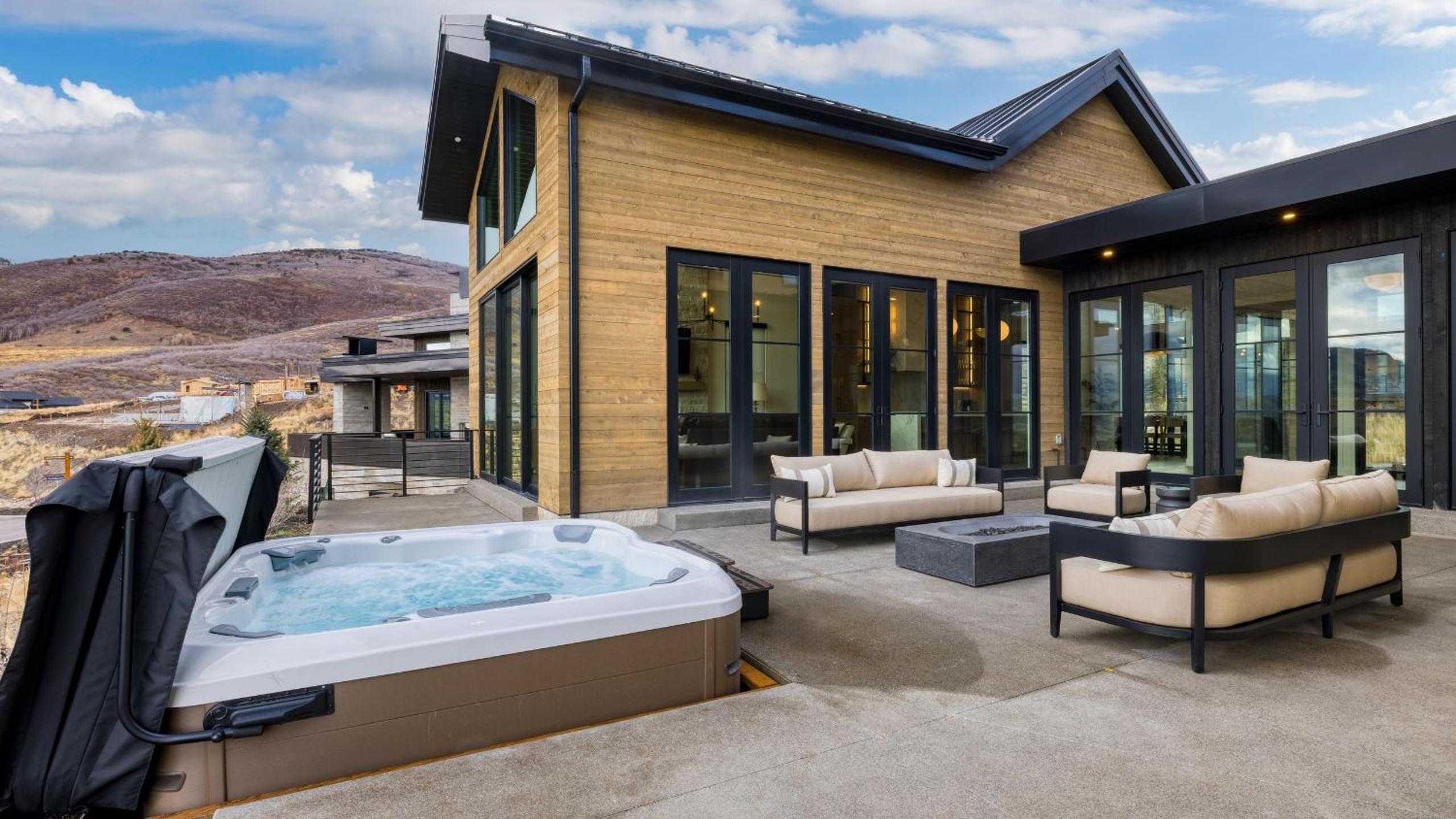 2 Min to Jordanelle Gondola • Hot Tub • Spa Suite • Movie Room Mountain Views Skyridge Summit by AvantStay