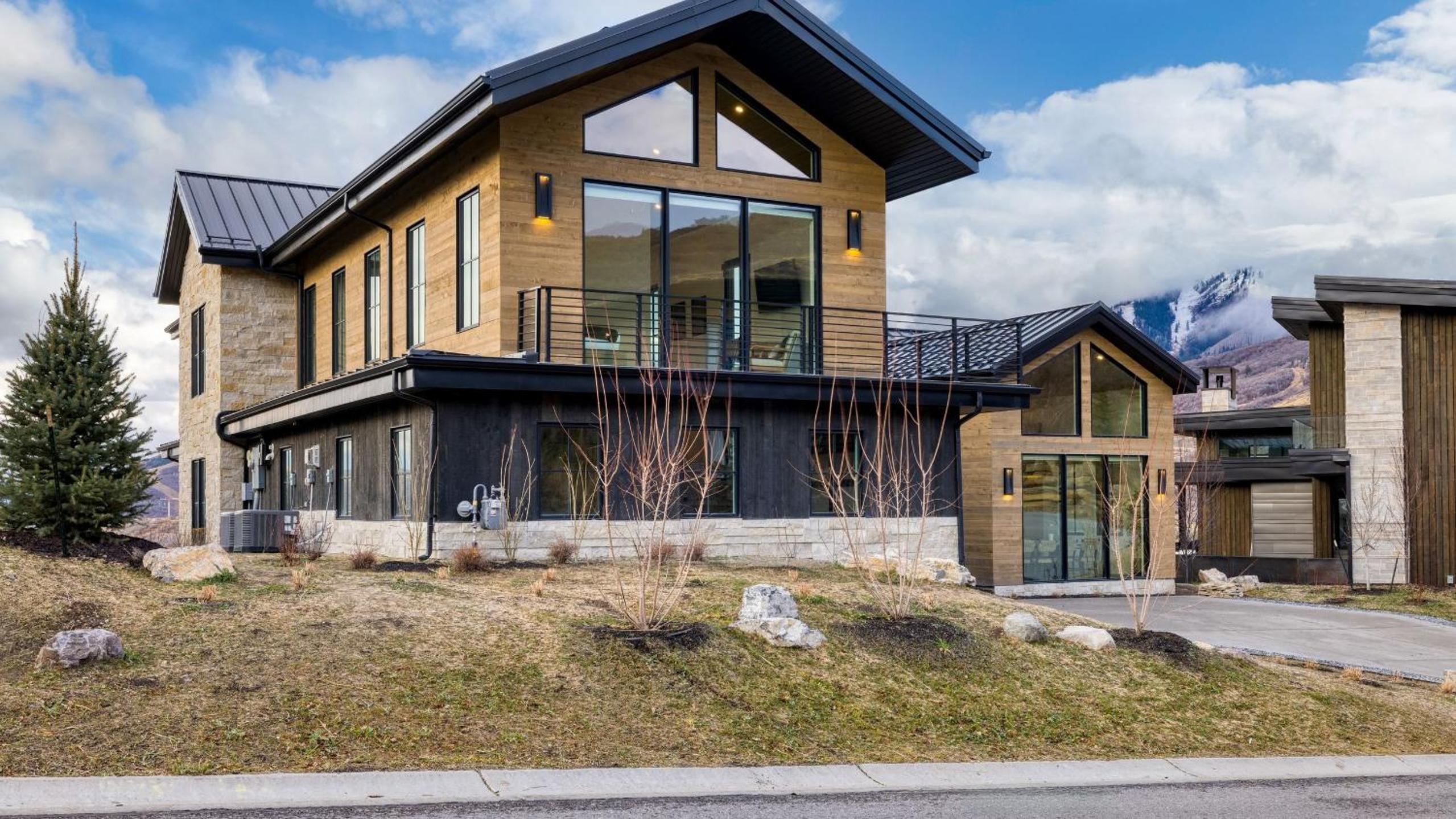 2 Min to Jordanelle Gondola • Hot Tub • Spa Suite • Movie Room Mountain Views Skyridge Summit by AvantStay