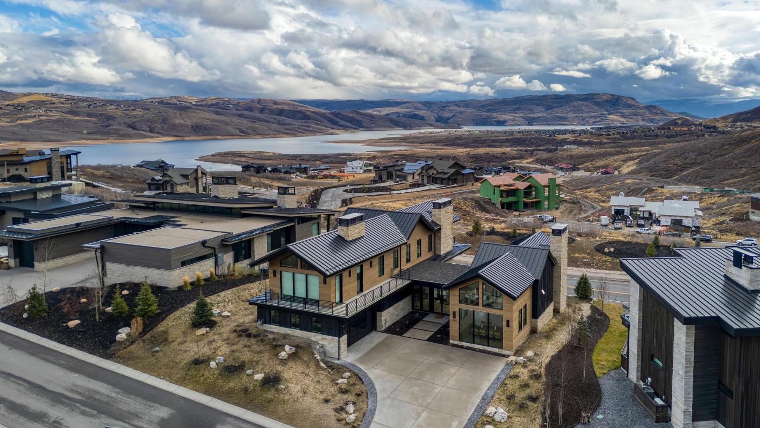 2 Min to Jordanelle Gondola • Hot Tub • Spa Suite • Movie Room Mountain Views Skyridge Summit by AvantStay