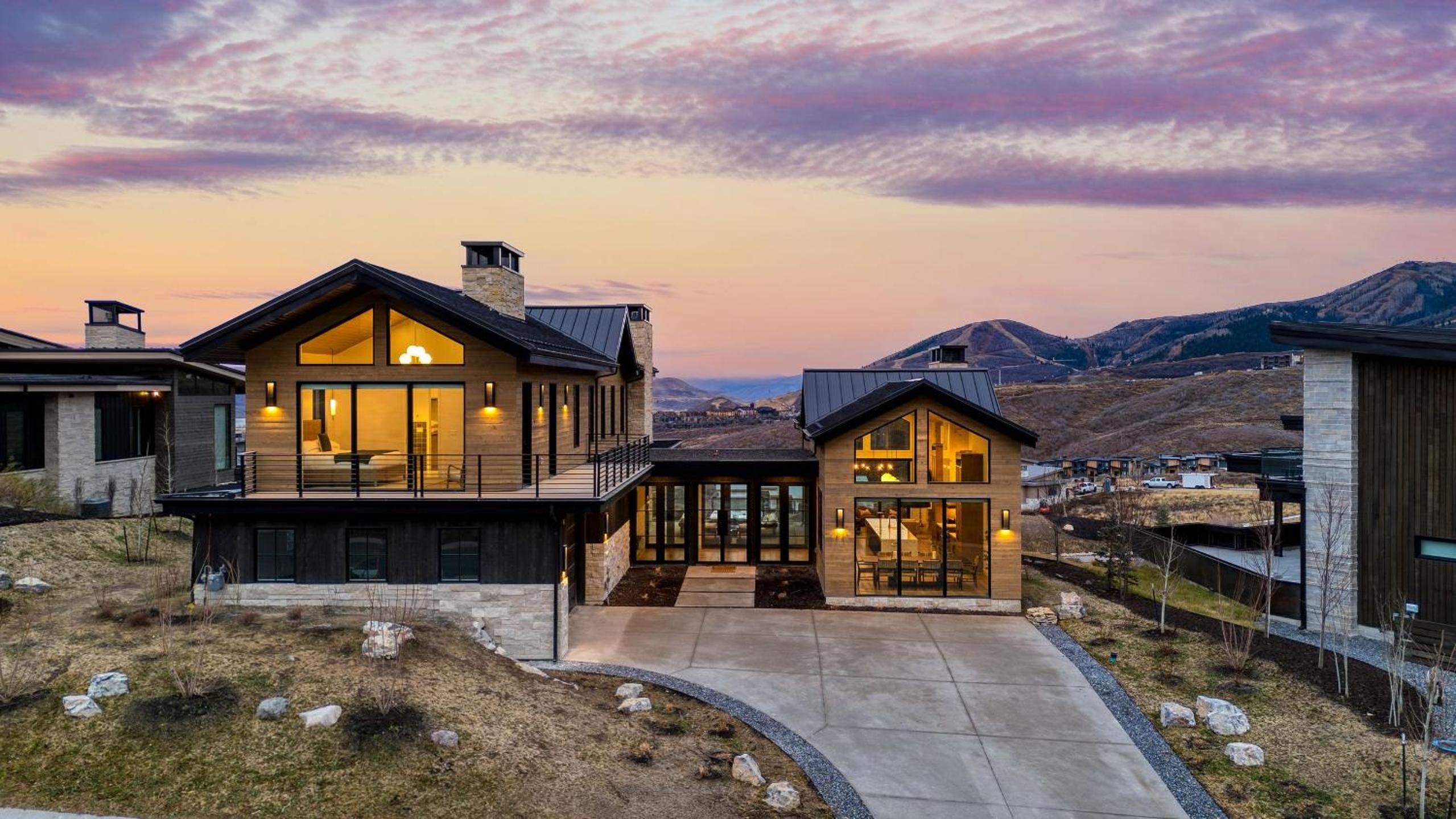 2 Min to Jordanelle Gondola • Hot Tub • Spa Suite • Movie Room Mountain Views Skyridge Summit by AvantStay