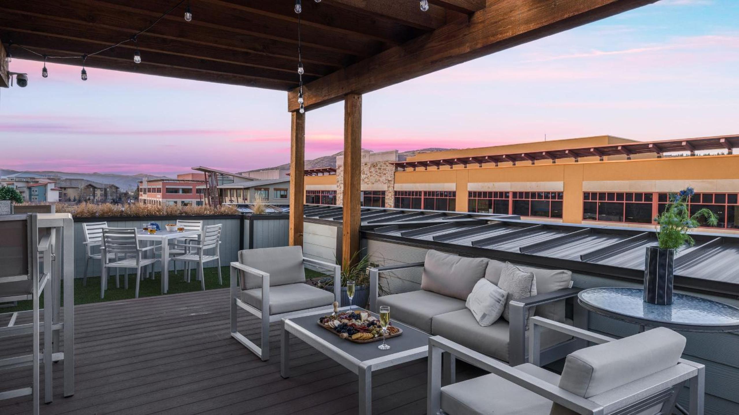 Rooftop Deck w Hot Tub Near Dining Ski Slopes The Lookout by AvantStay