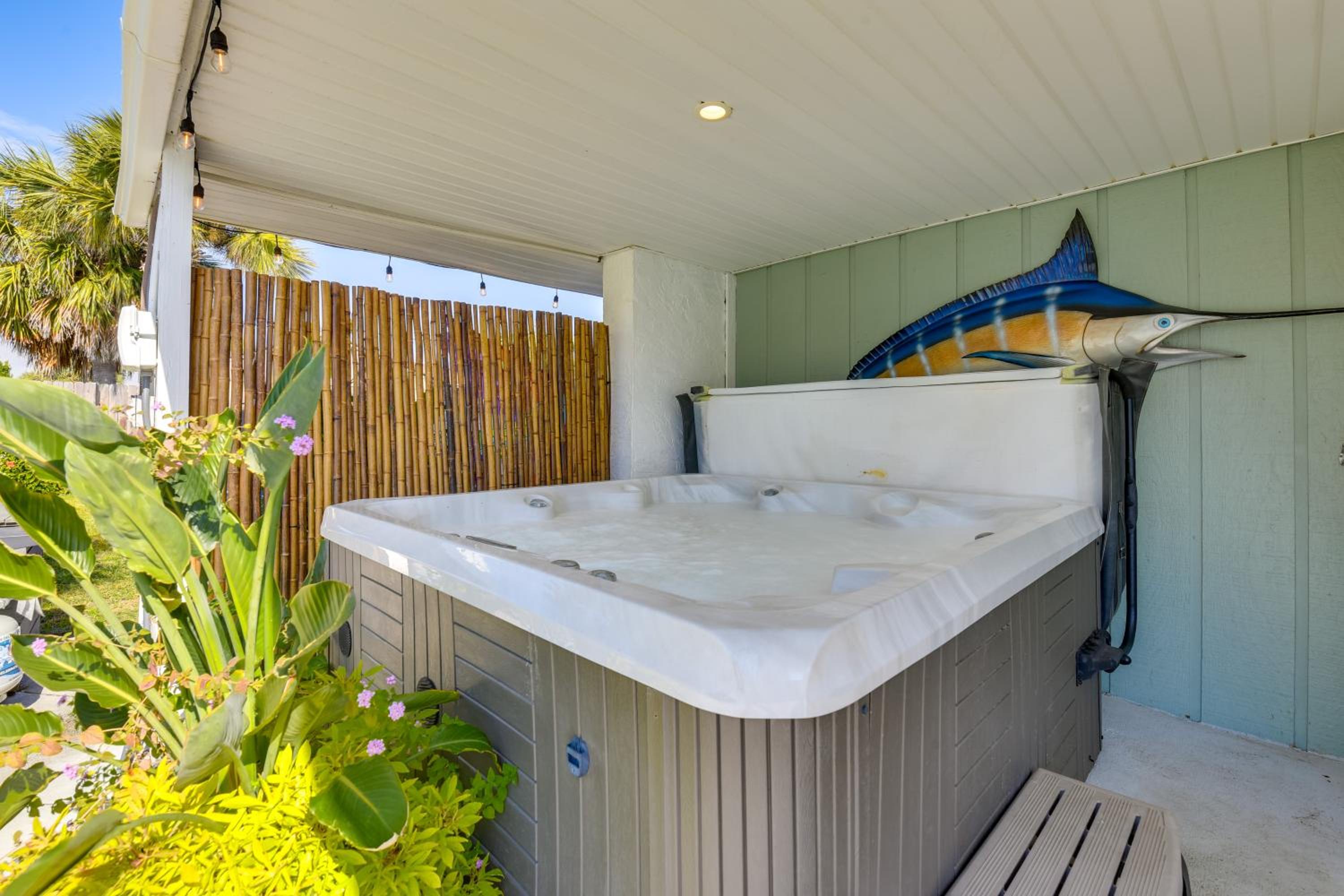 Steps to Sea! Okaloosa Island Gem with Outdoor Oasis