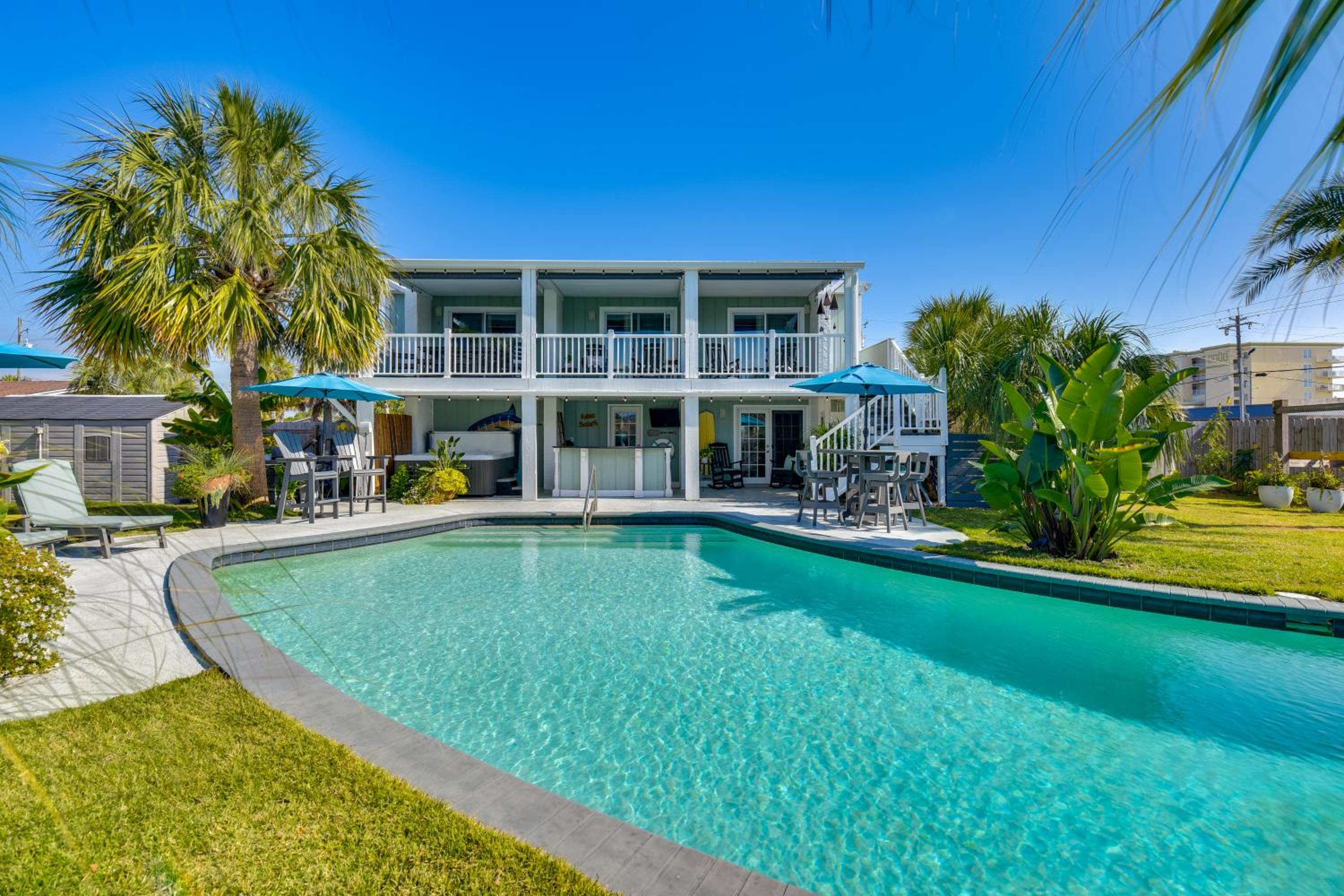 Steps to Sea! Okaloosa Island Gem with Outdoor Oasis