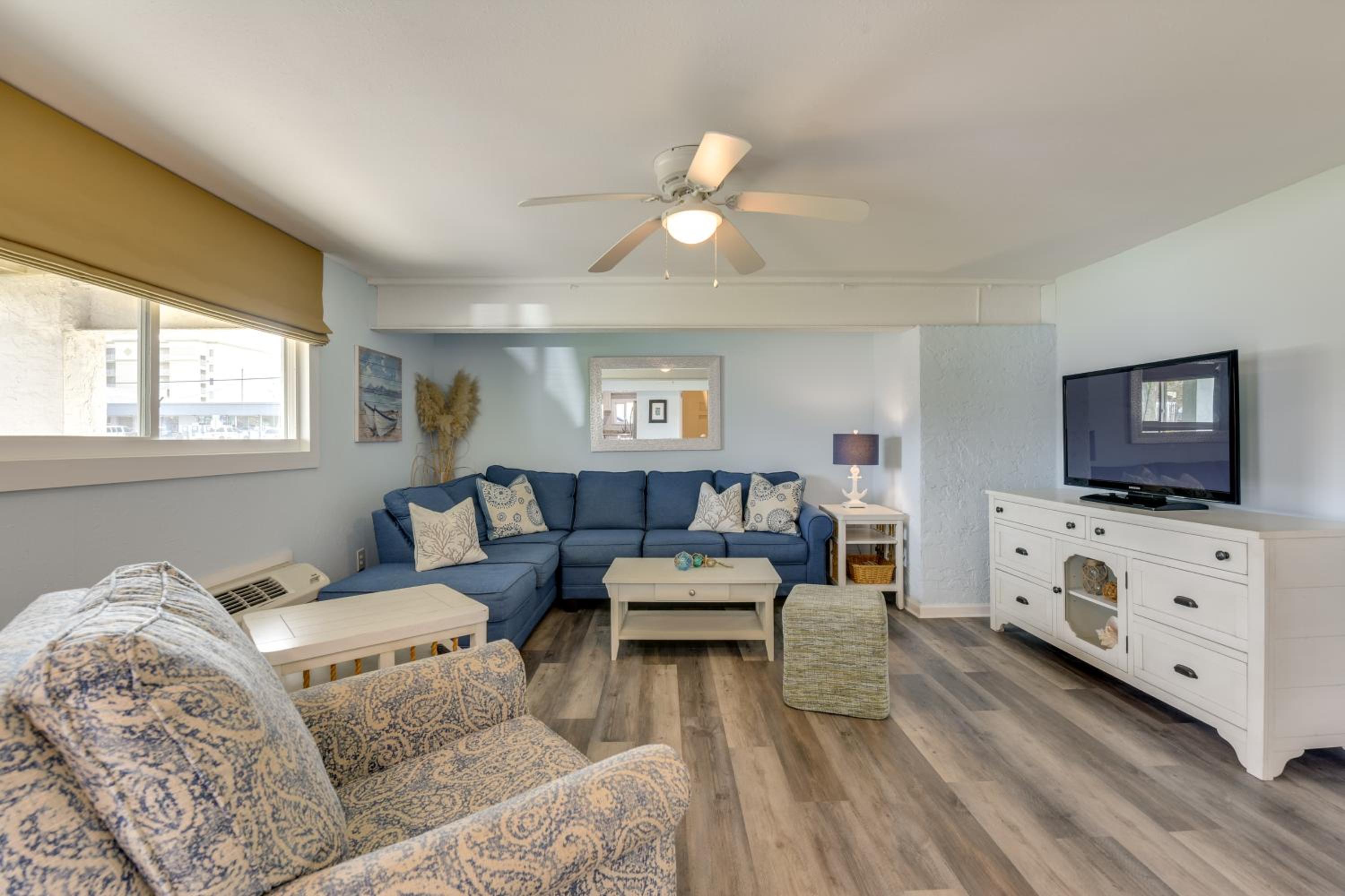 Steps to Sea! Okaloosa Island Gem with Outdoor Oasis