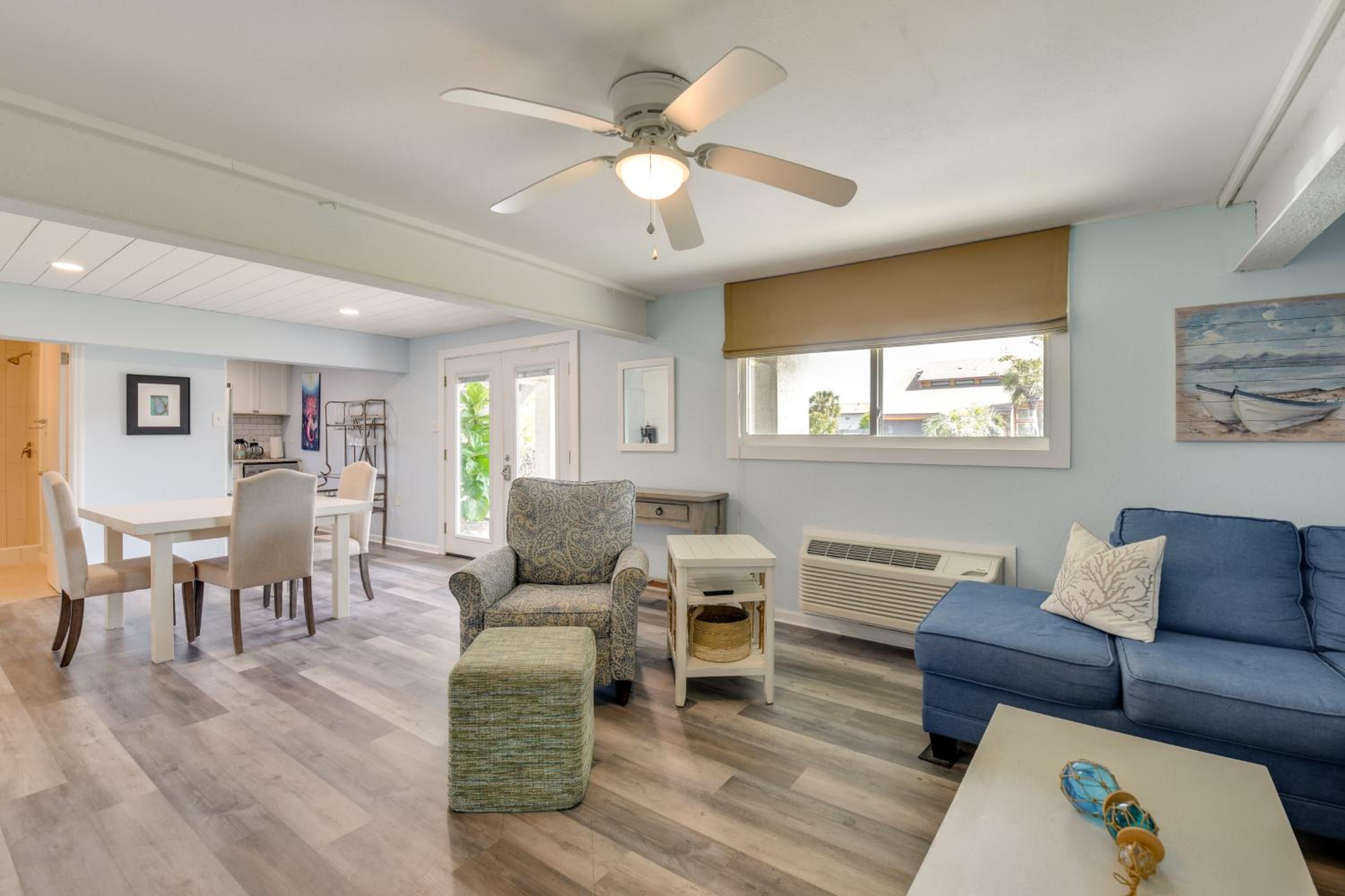 Steps to Sea! Okaloosa Island Gem with Outdoor Oasis
