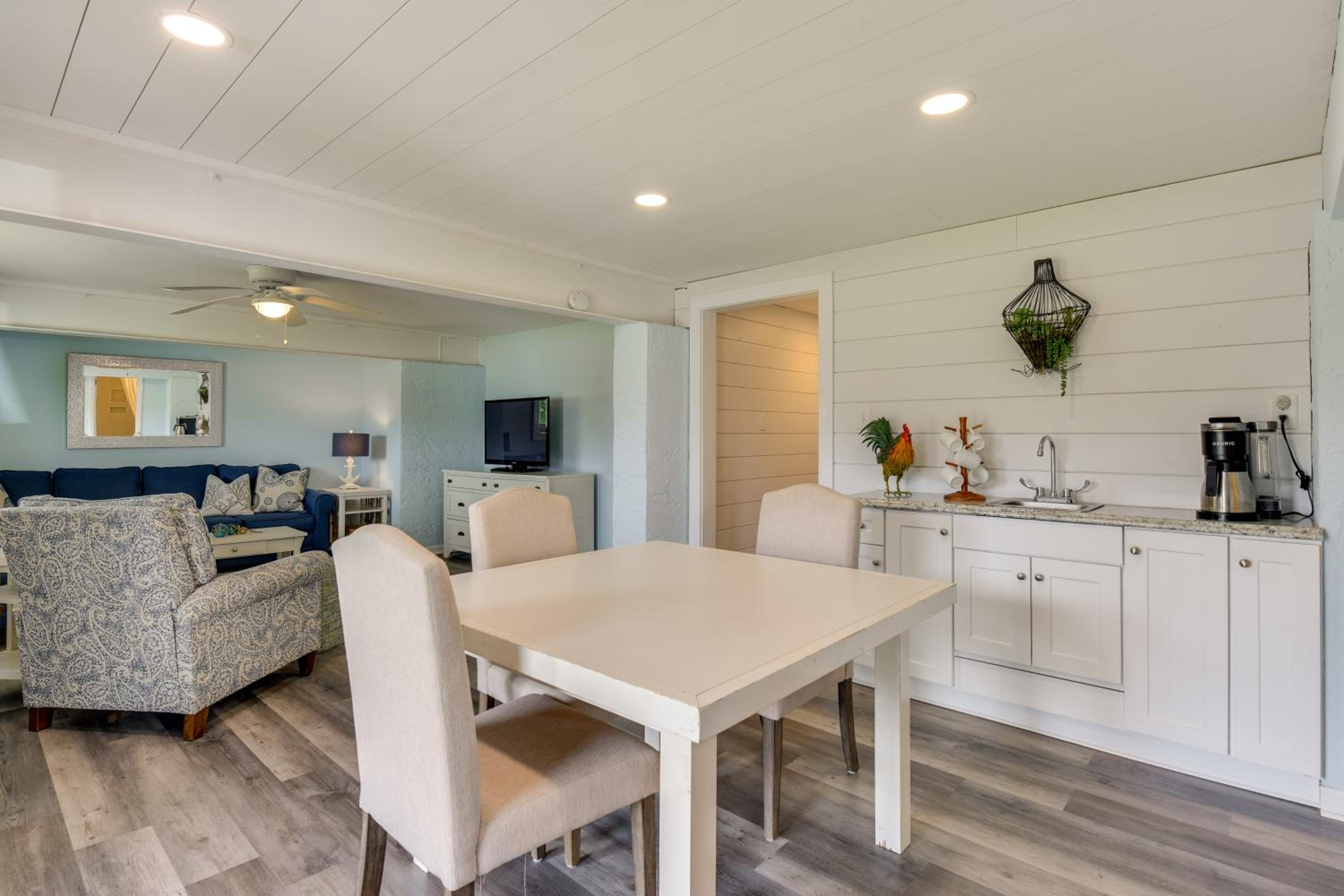 Steps to Sea! Okaloosa Island Gem with Outdoor Oasis