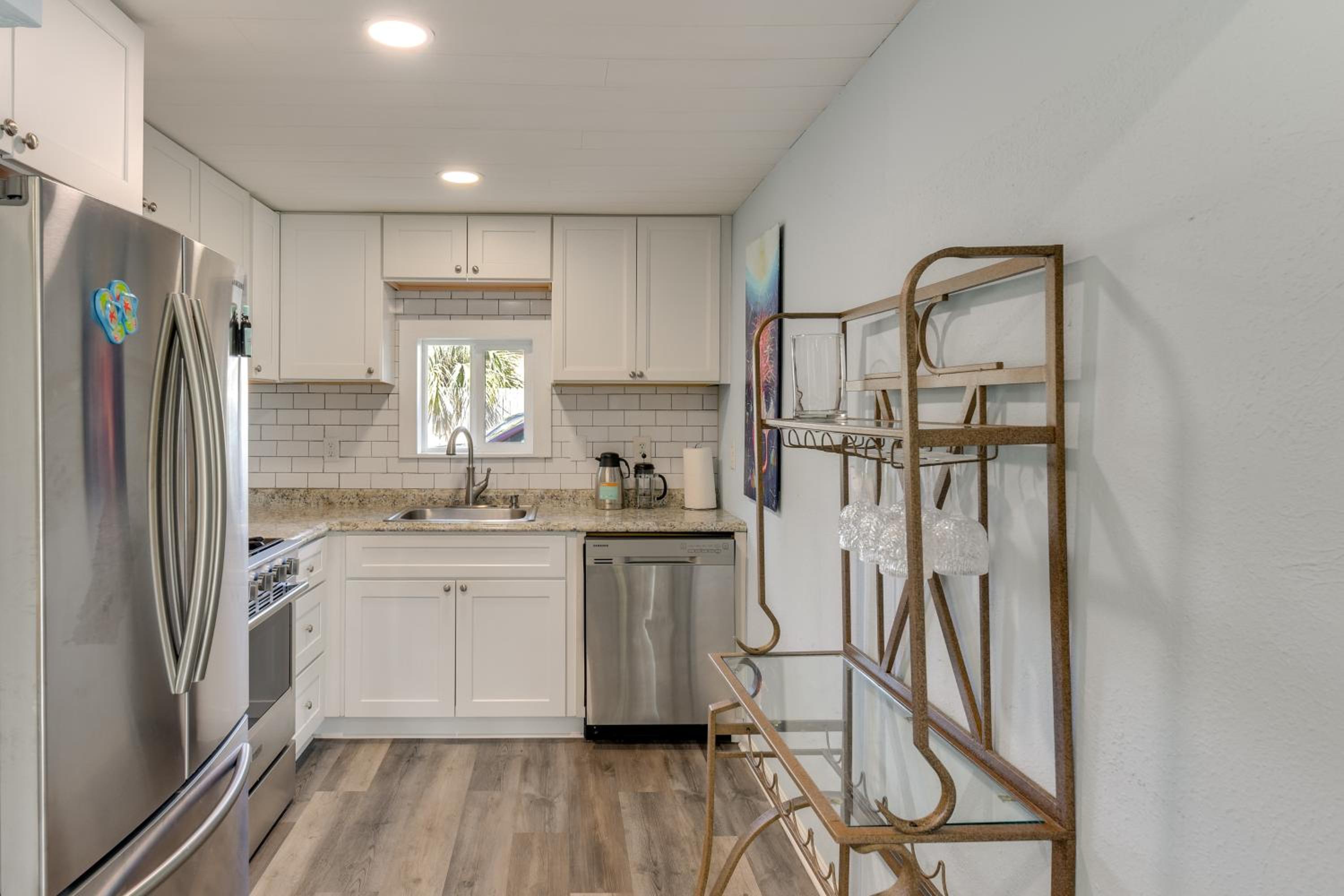 Steps to Sea! Okaloosa Island Gem with Outdoor Oasis