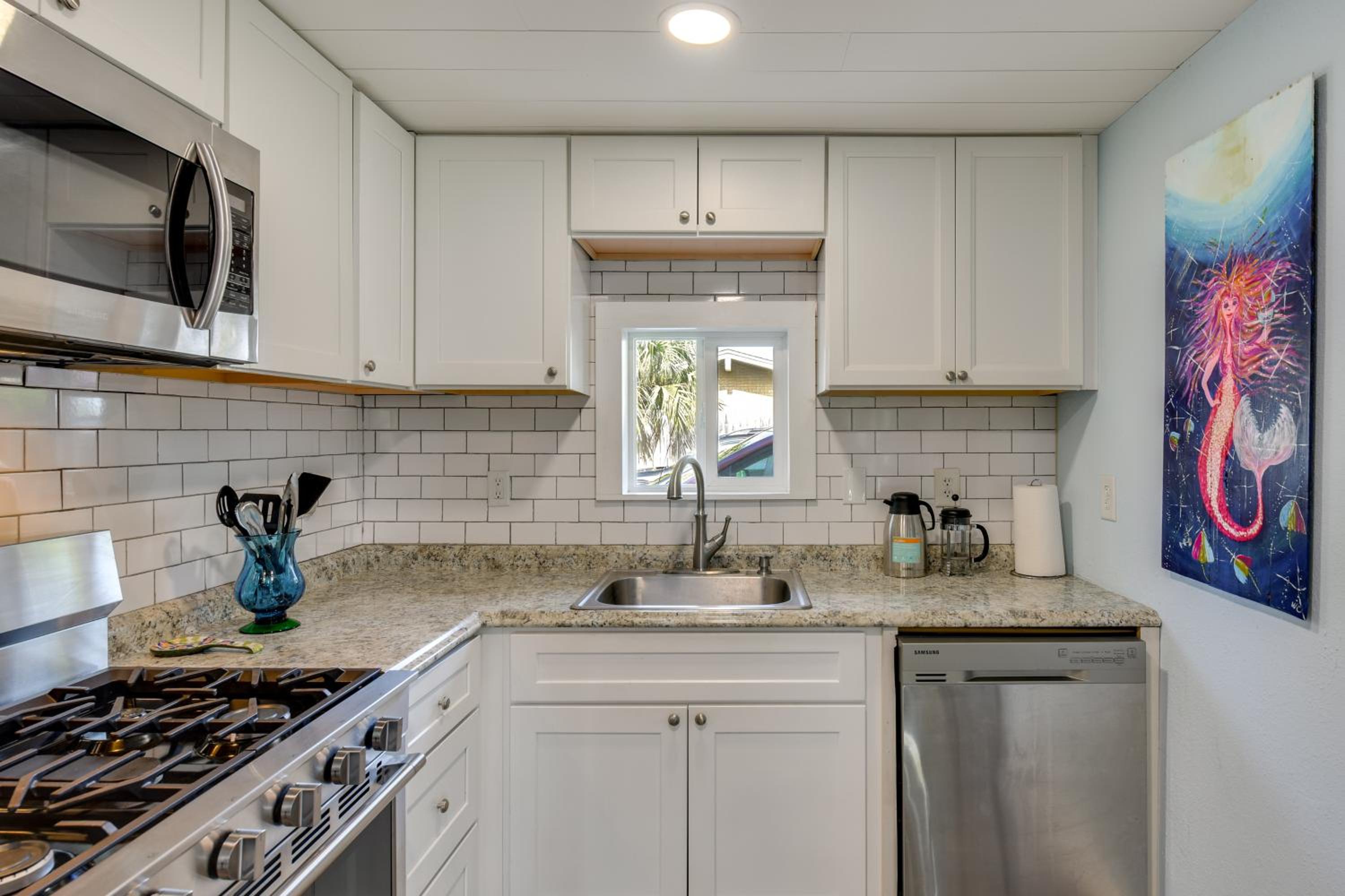 Steps to Sea! Okaloosa Island Gem with Outdoor Oasis