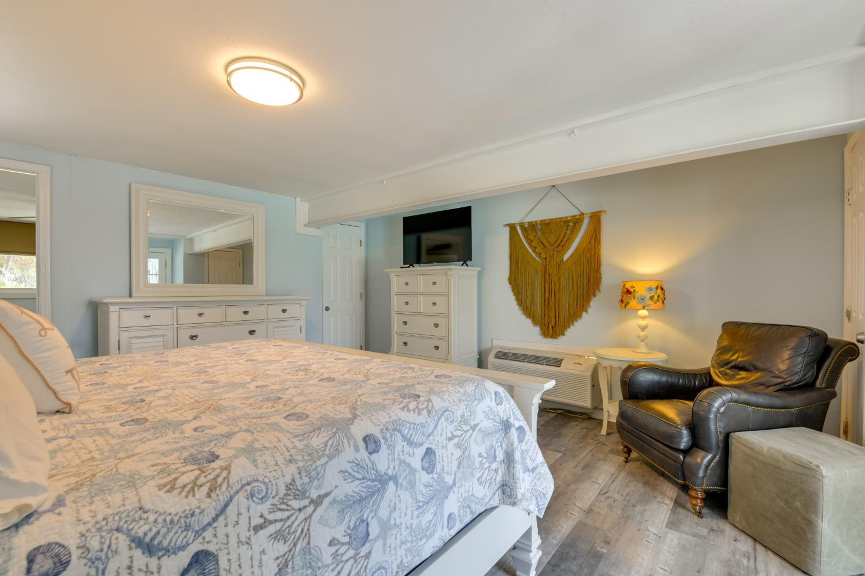 Steps to Sea! Okaloosa Island Gem with Outdoor Oasis