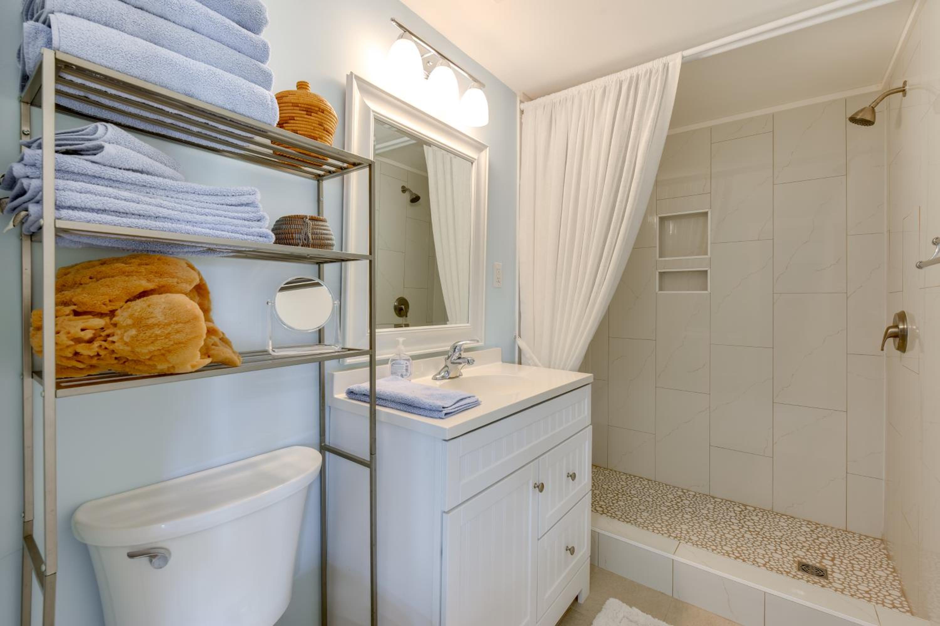 Steps to Sea! Okaloosa Island Gem with Outdoor Oasis