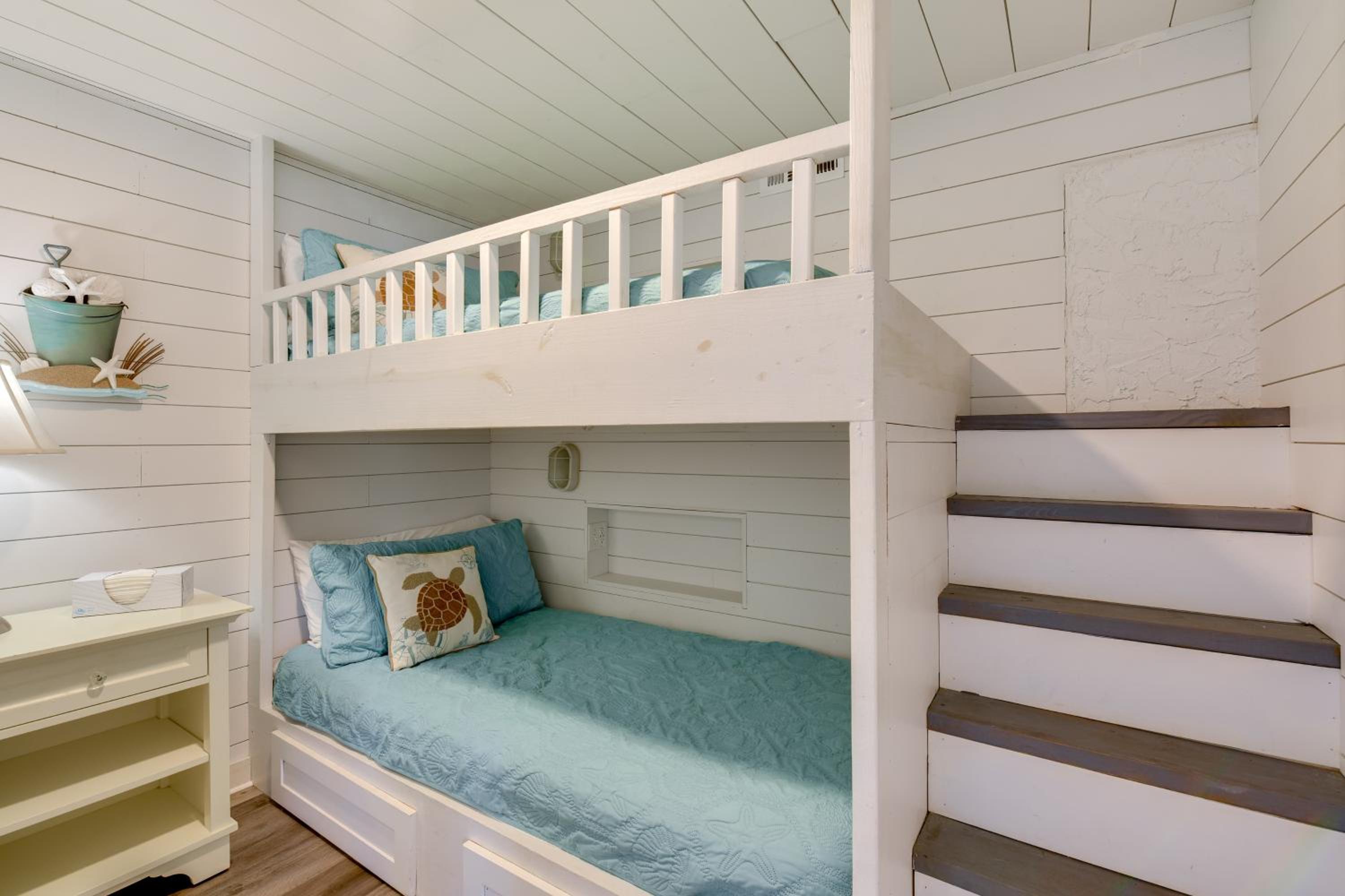 Steps to Sea! Okaloosa Island Gem with Outdoor Oasis