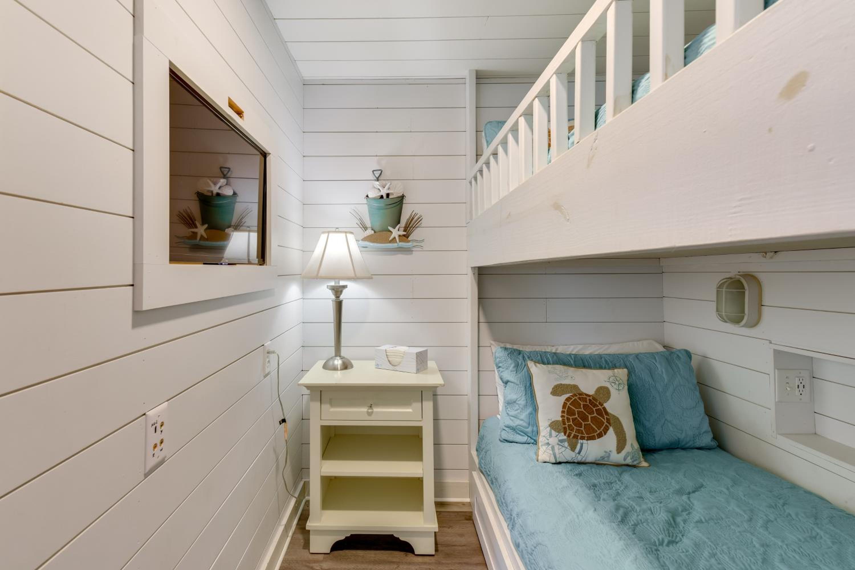 Steps to Sea! Okaloosa Island Gem with Outdoor Oasis