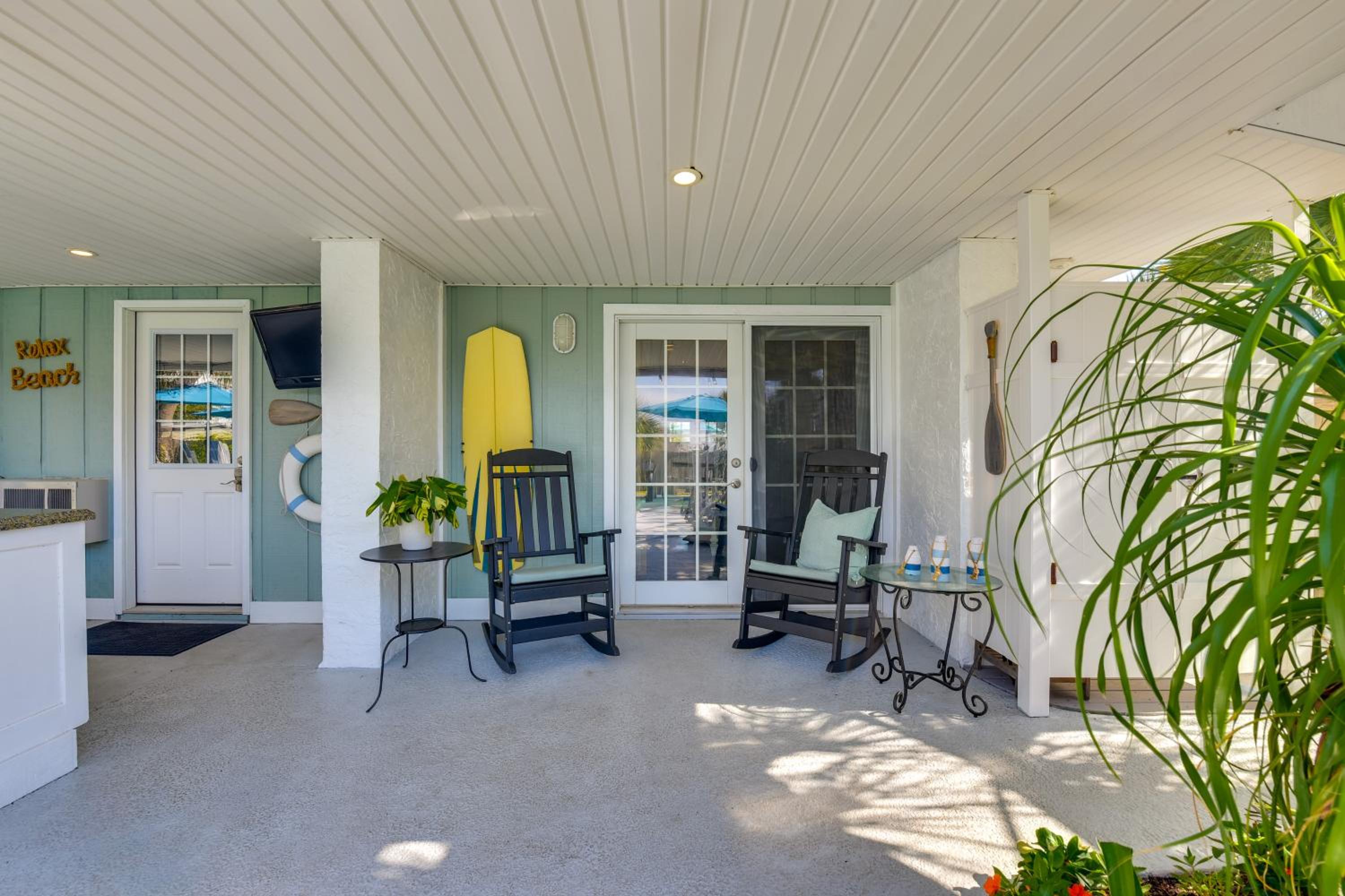 Steps to Sea! Okaloosa Island Gem with Outdoor Oasis