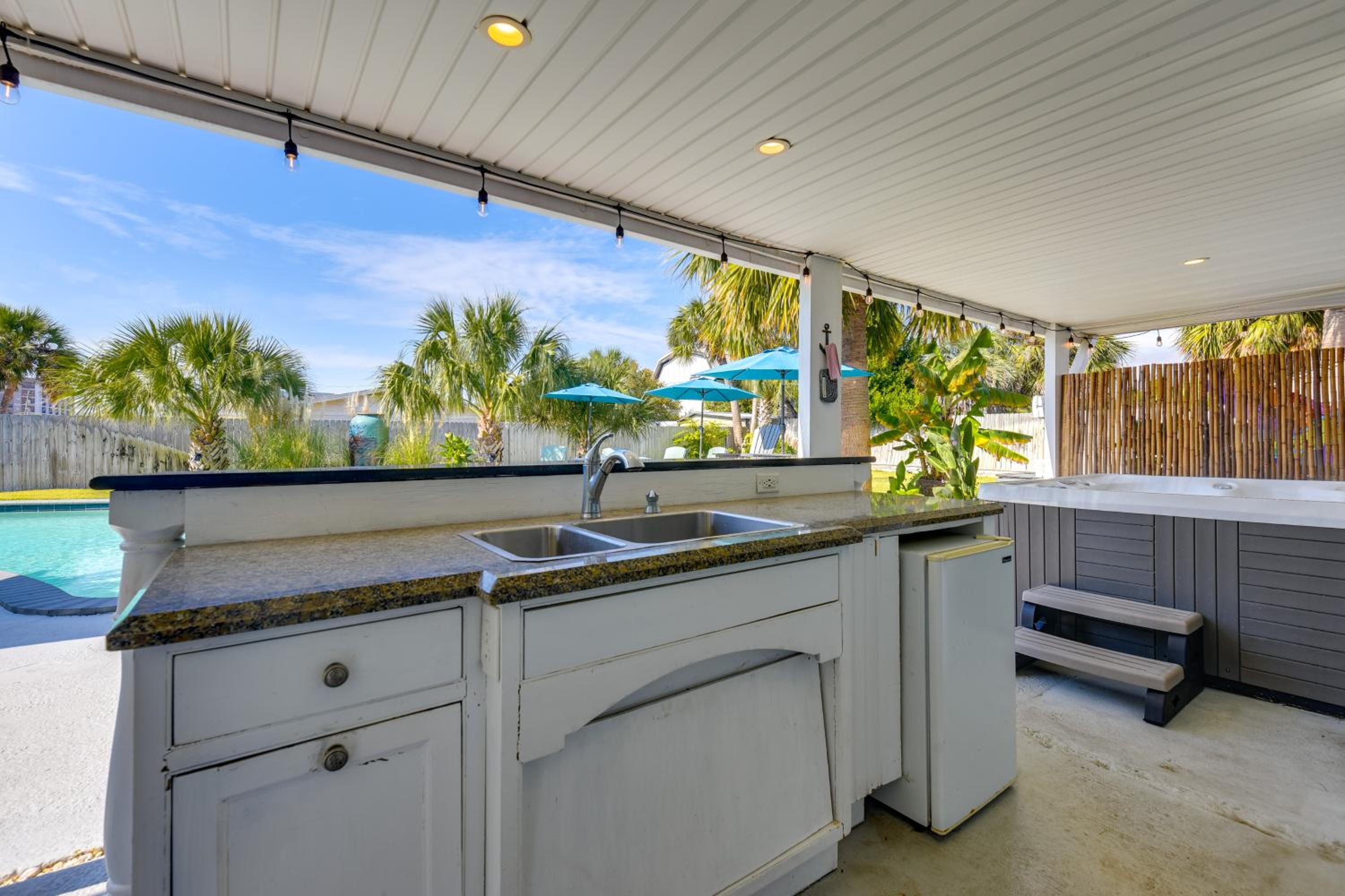 Steps to Sea! Okaloosa Island Gem with Outdoor Oasis