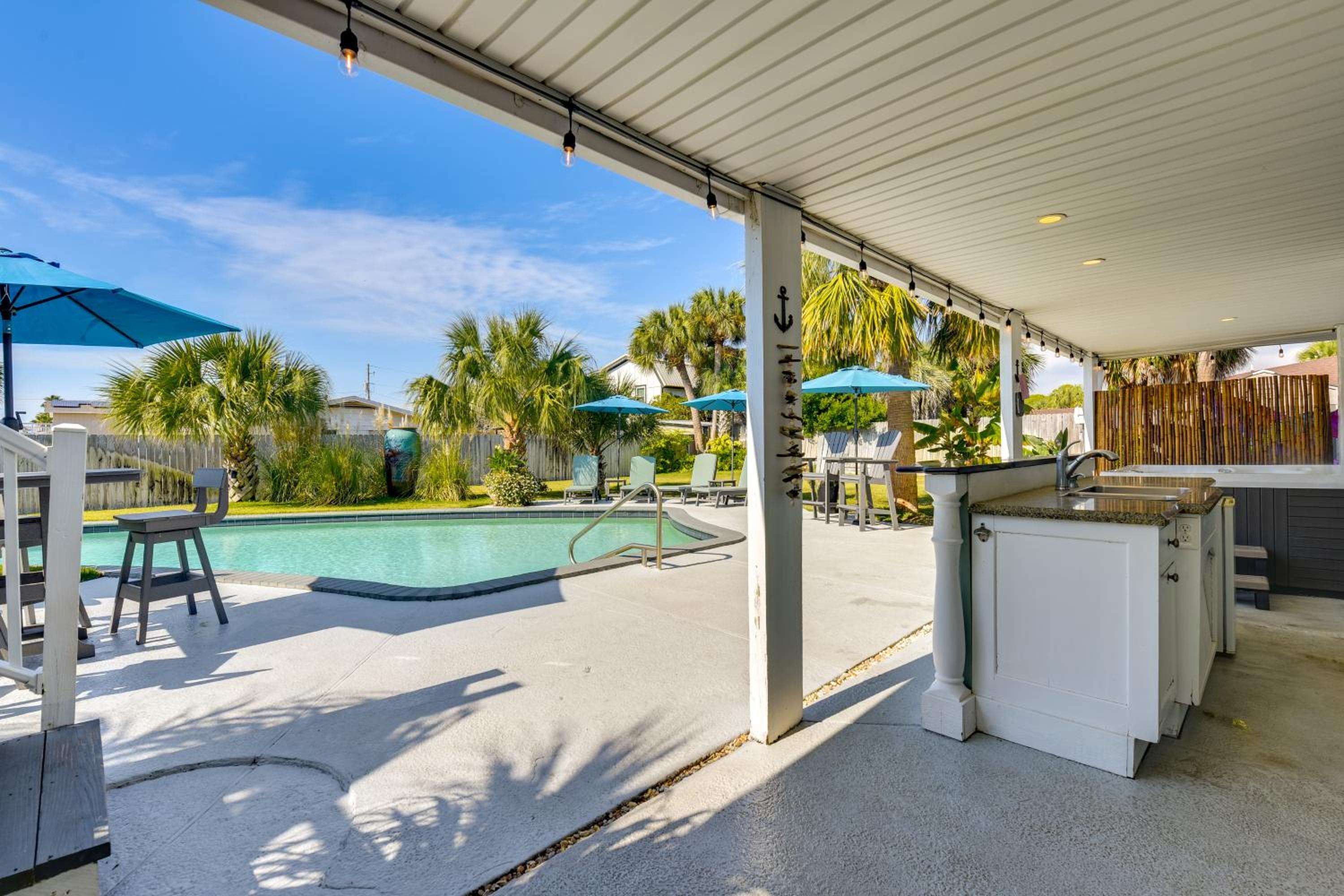 Steps to Sea! Okaloosa Island Gem with Outdoor Oasis