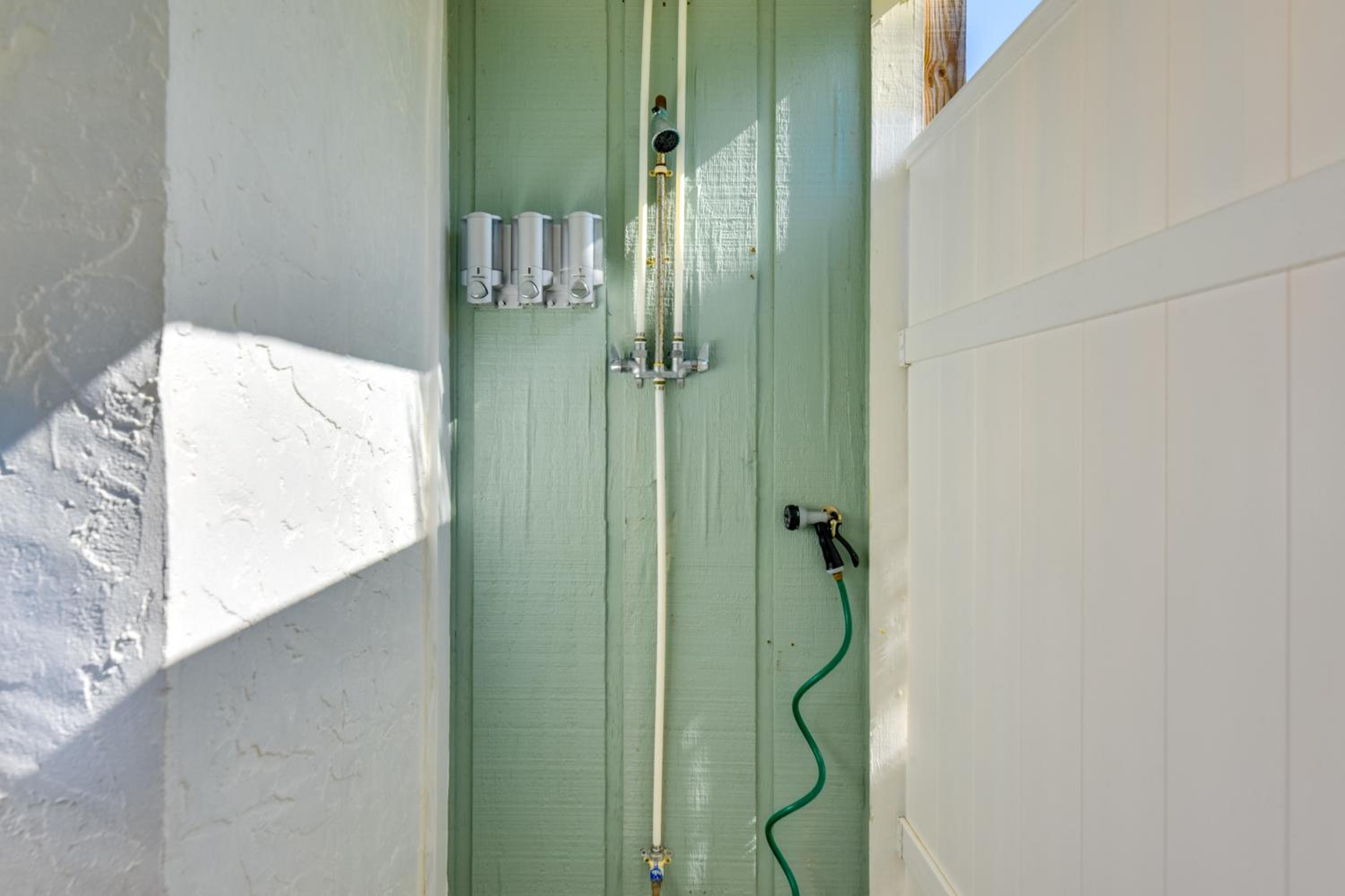 Steps to Sea! Okaloosa Island Gem with Outdoor Oasis