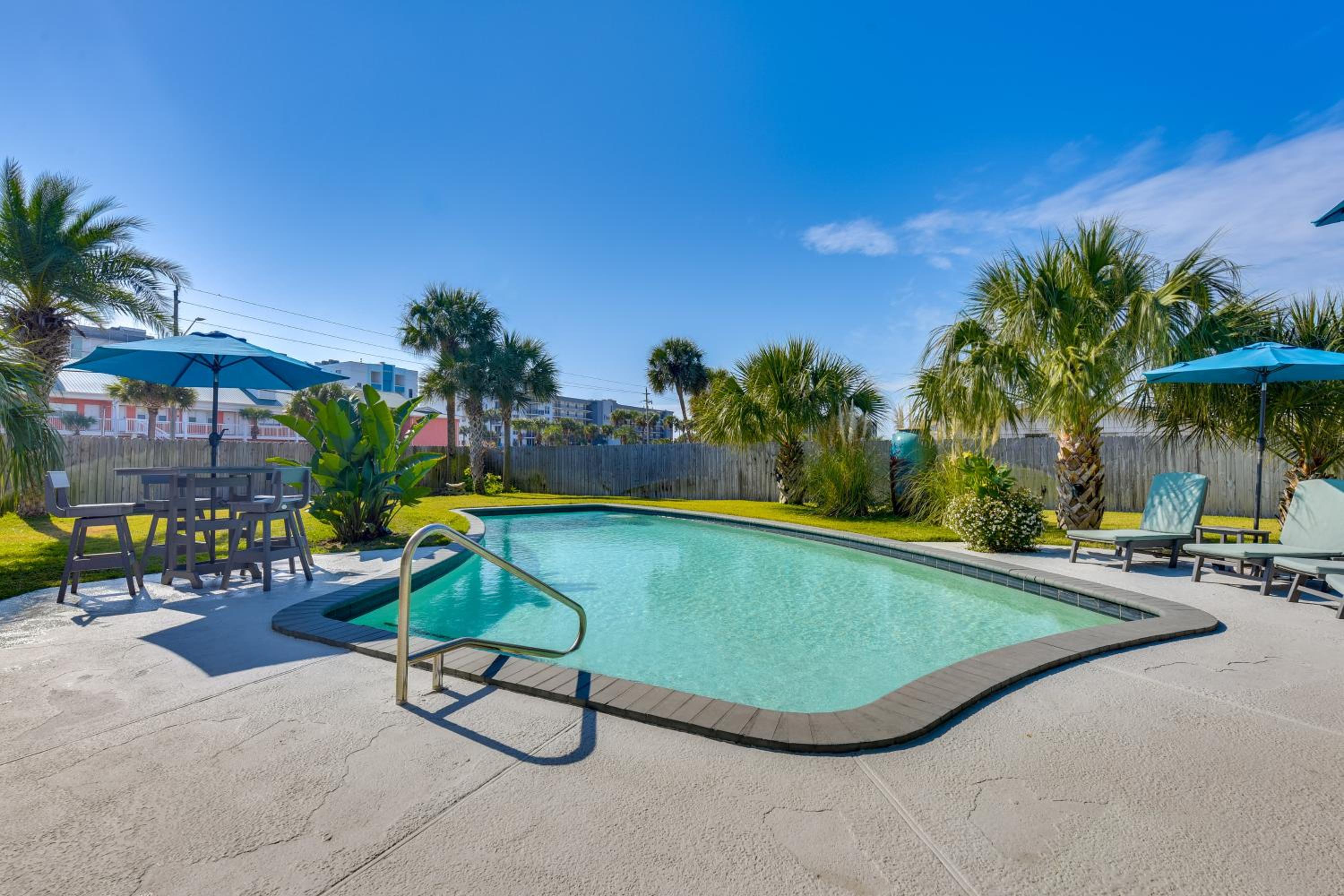 Steps to Sea! Okaloosa Island Gem with Outdoor Oasis