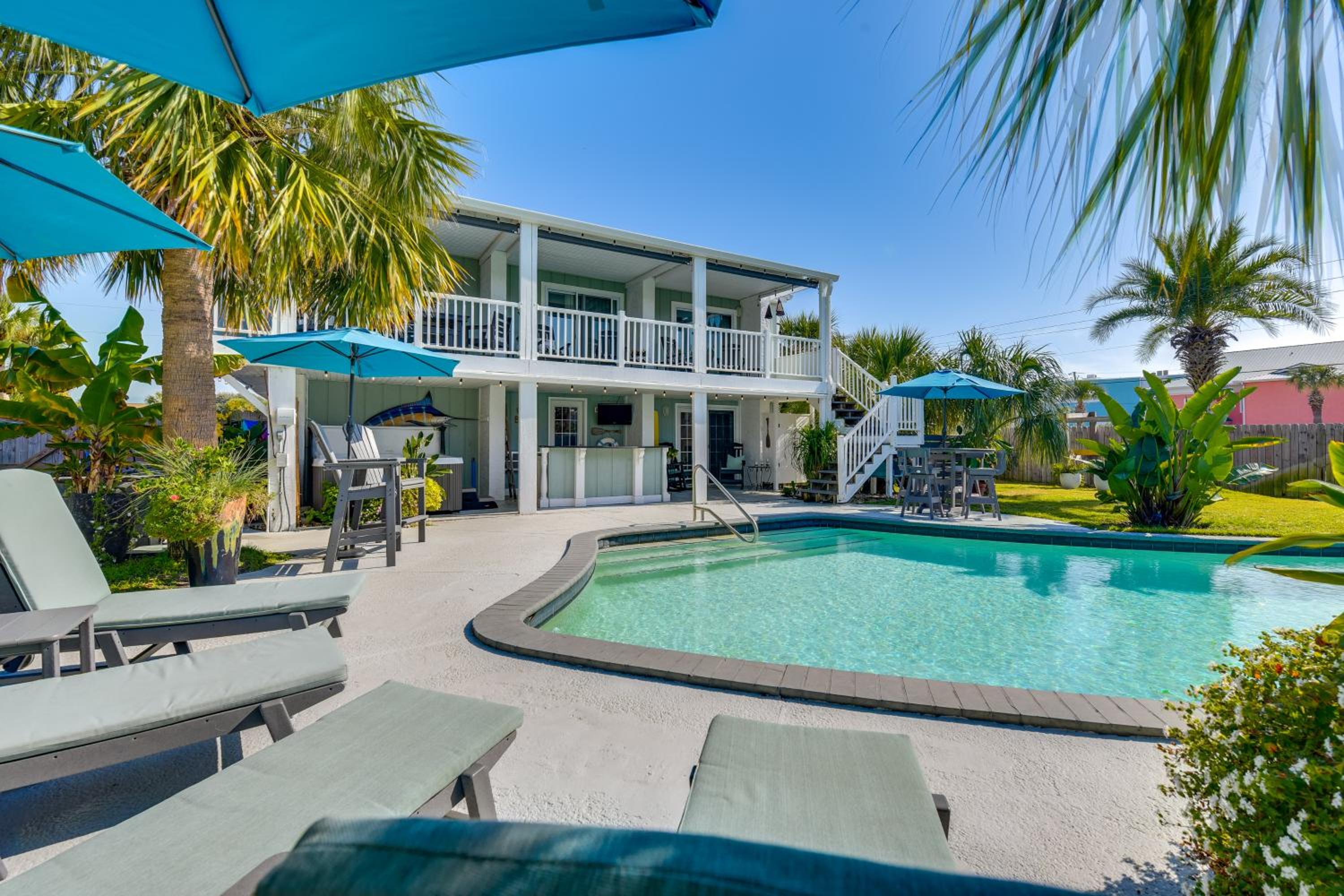 Steps to Sea! Okaloosa Island Gem with Outdoor Oasis