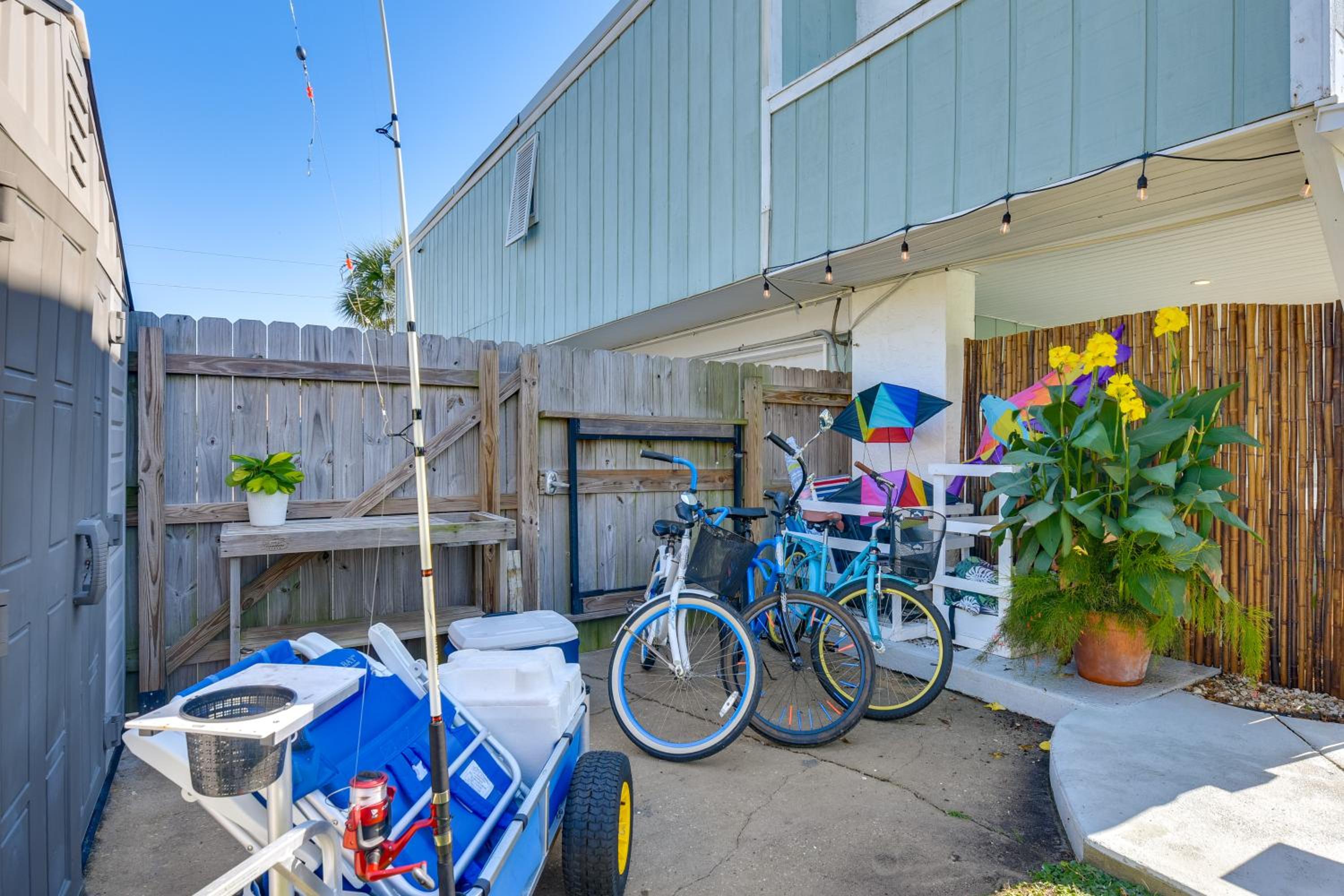 Steps to Sea! Okaloosa Island Gem with Outdoor Oasis