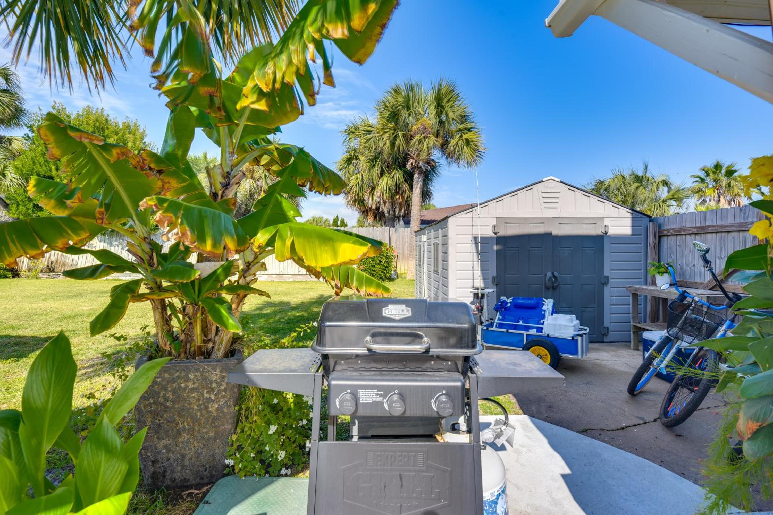 Steps to Sea! Okaloosa Island Gem with Outdoor Oasis