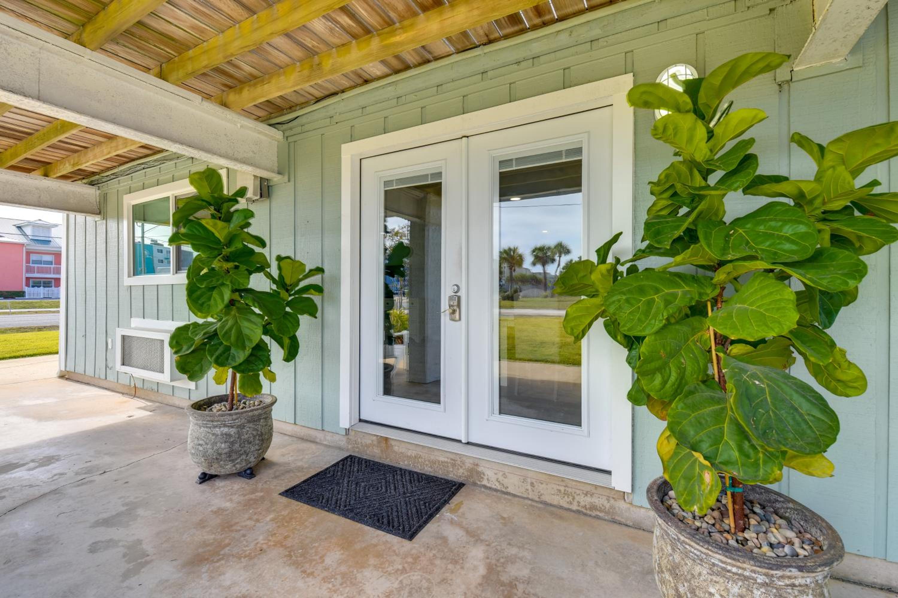 Steps to Sea! Okaloosa Island Gem with Outdoor Oasis
