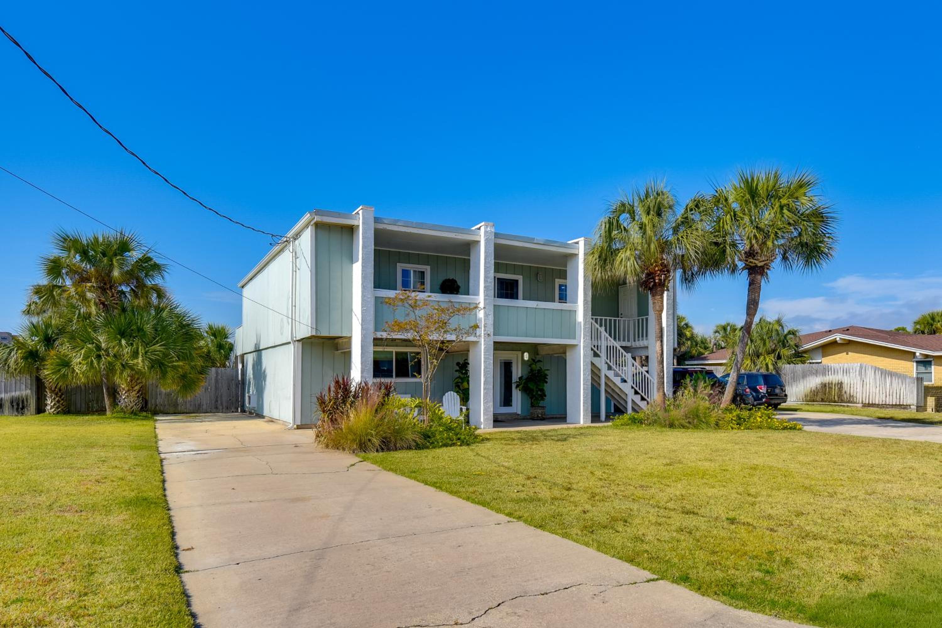 Steps to Sea! Okaloosa Island Gem with Outdoor Oasis