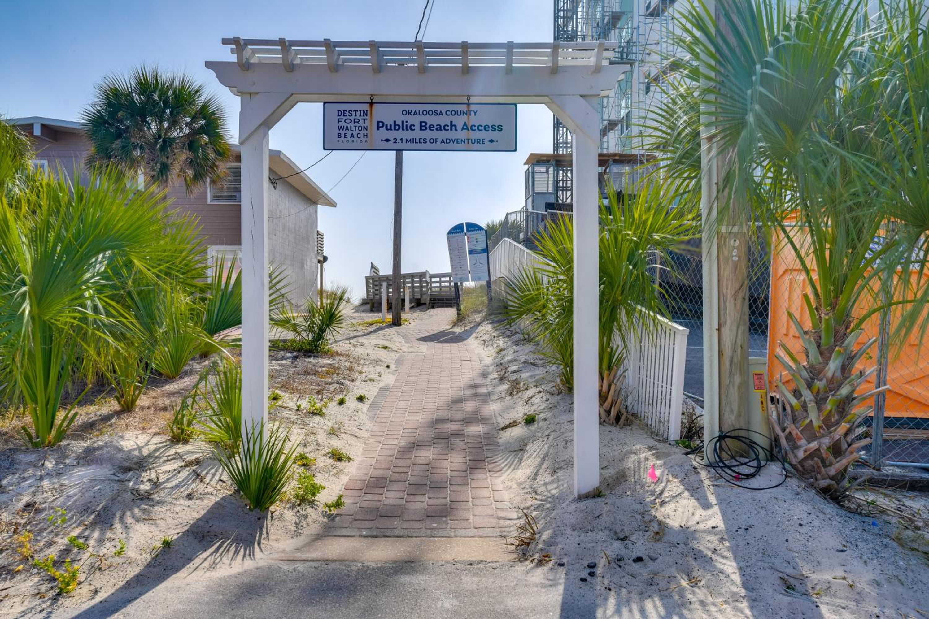Steps to Sea! Okaloosa Island Gem with Outdoor Oasis
