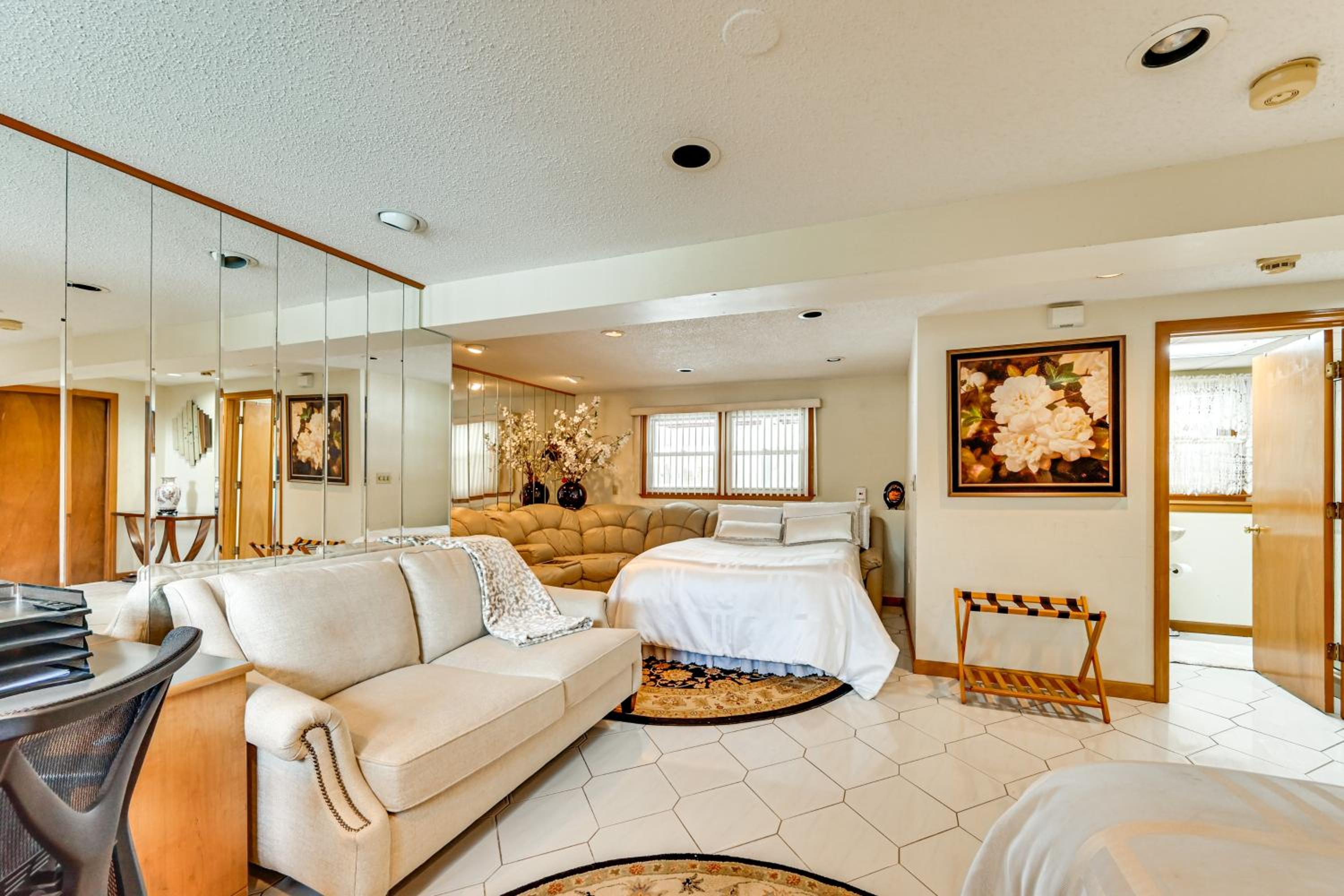 Spacious Yard with Gazebo Charming Windsor Retreat