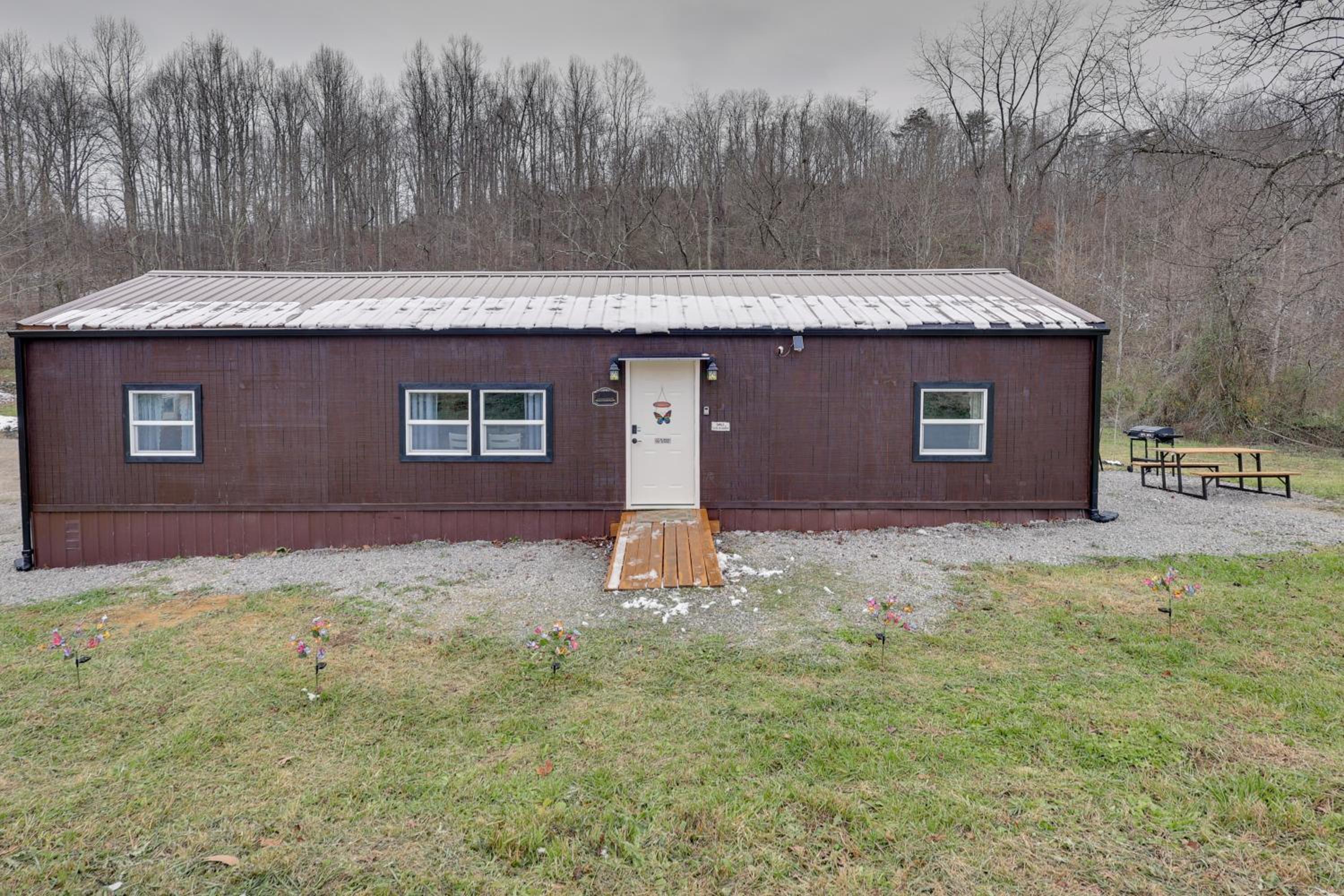 Hike, Fish and Hunt Serene Patriot Cabin!