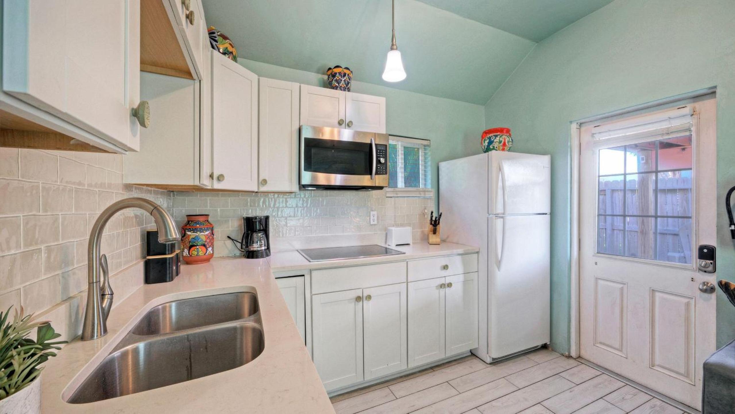 2 Cozy Cottages Fire Pit Walkable Location in Spanish Village