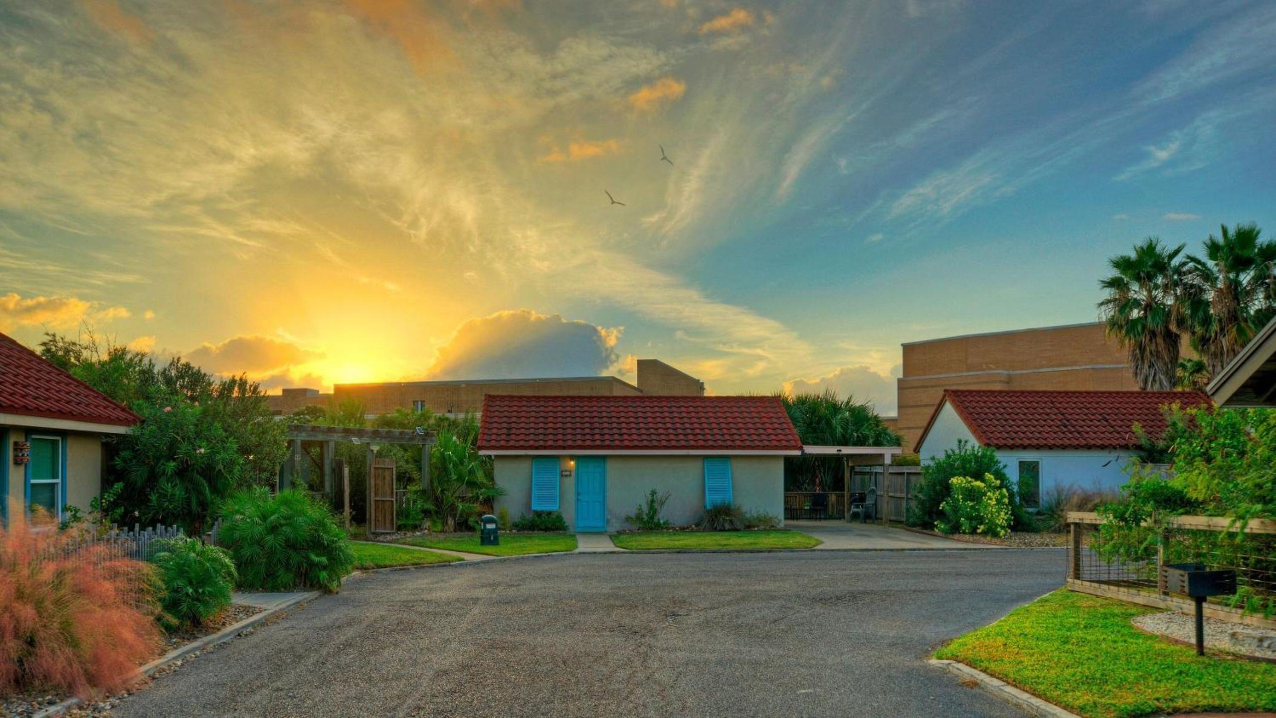 2 Cozy Cottages Fire Pit Walkable Location in Spanish Village