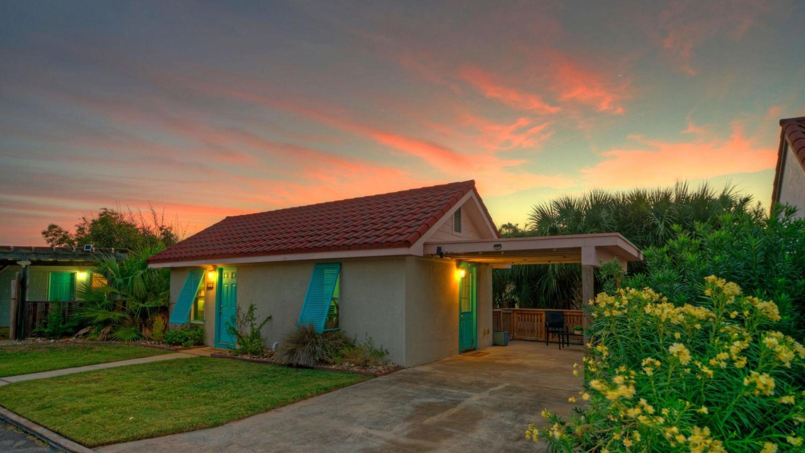 2 Cozy Cottages Fire Pit Walkable Location in Spanish Village