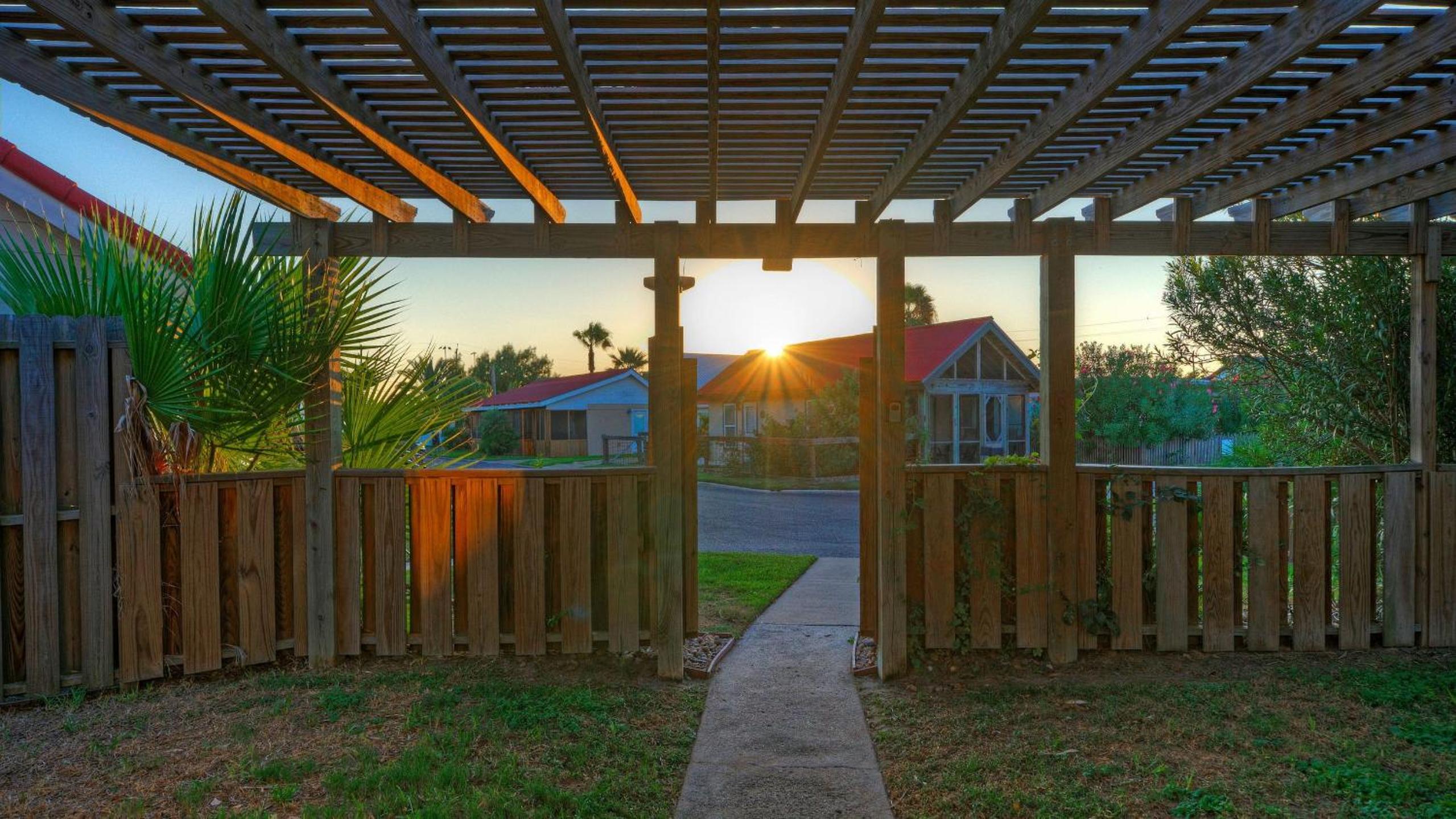2 Cozy Cottages Fire Pit Walkable Location in Spanish Village