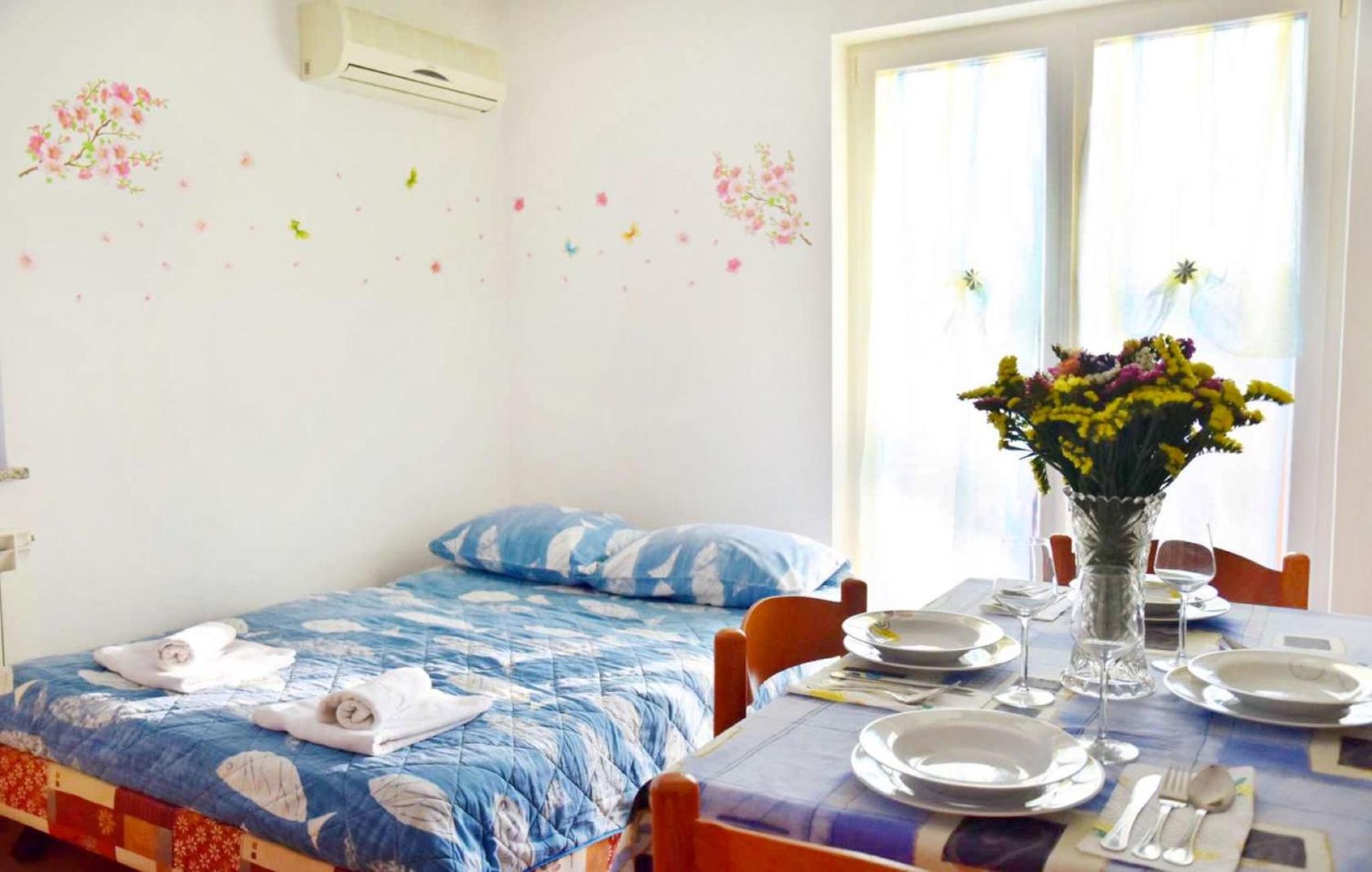 Apartment near the beach with garden