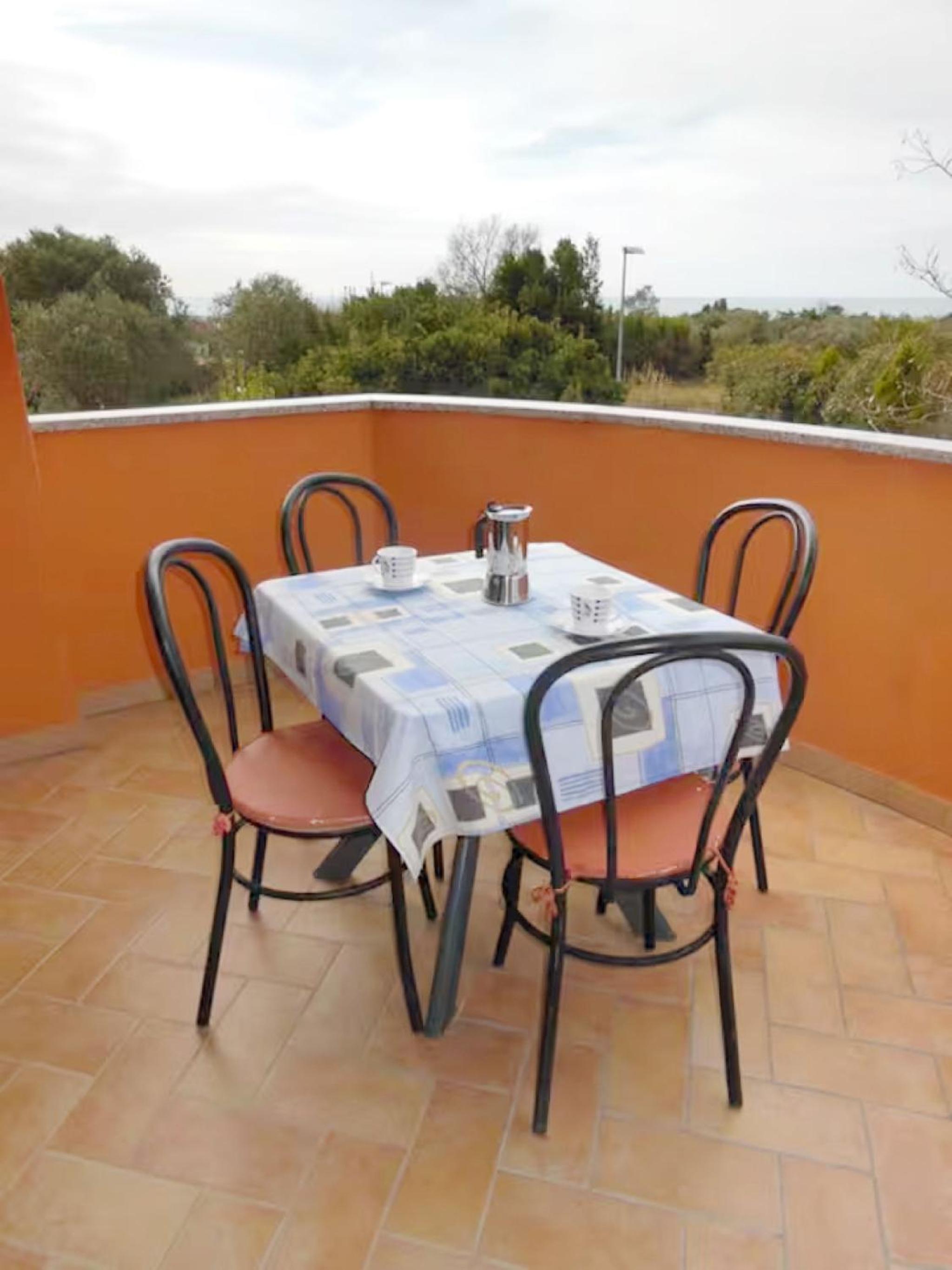 Apartment near the beach with garden