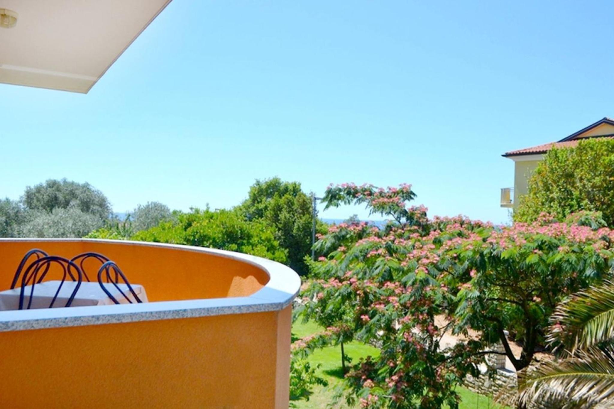 Apartment near the beach with garden
