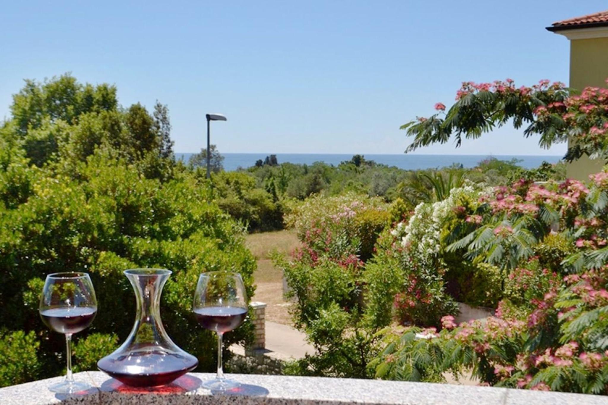 Apartment near the beach with garden