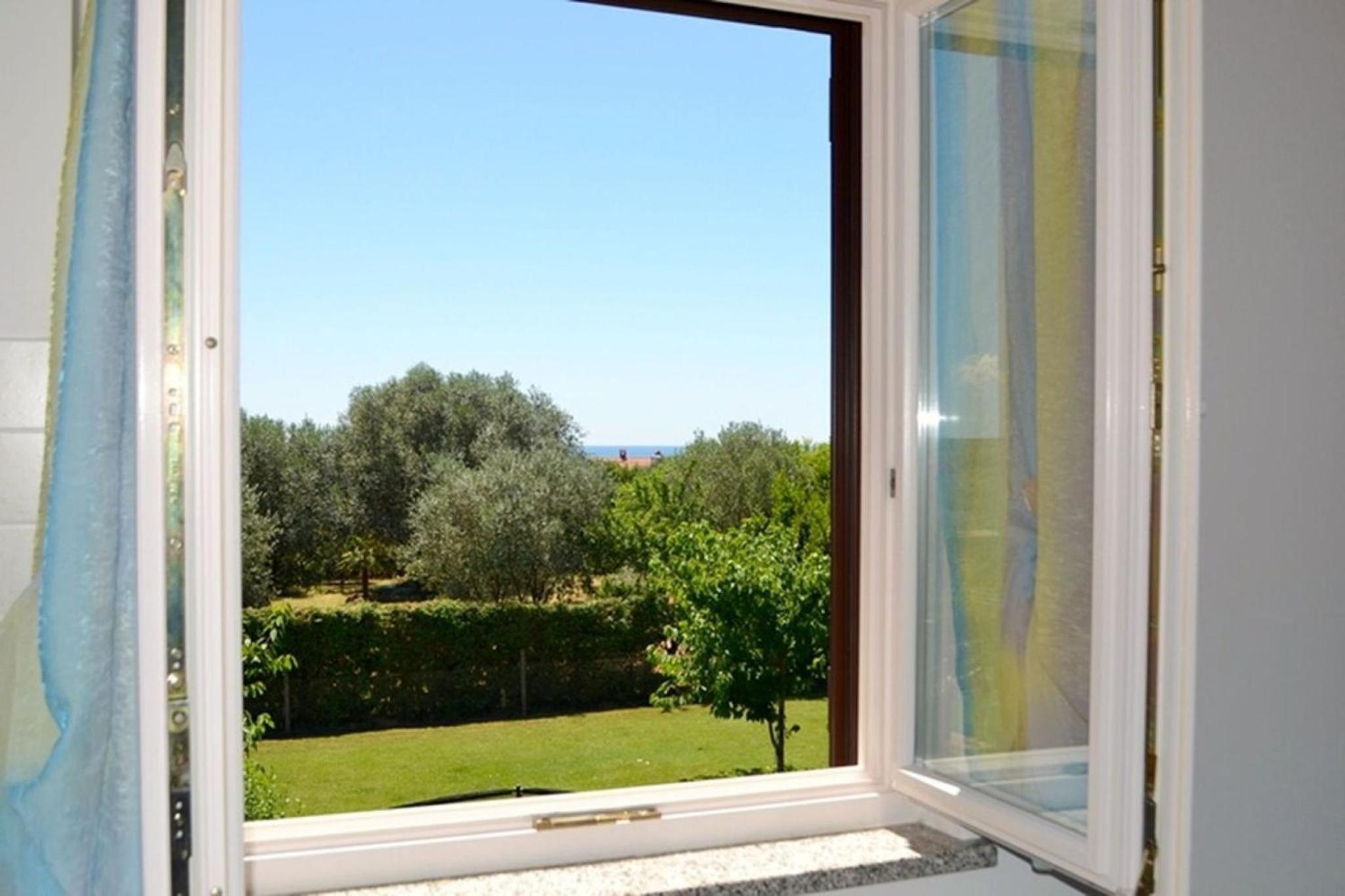 Apartment near the beach with garden