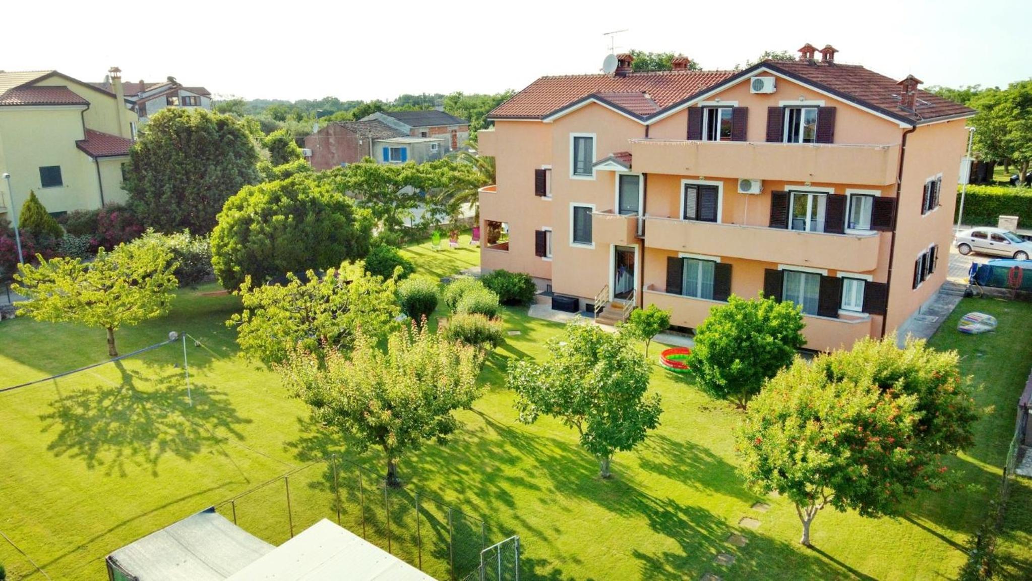 Apartment near the beach with garden