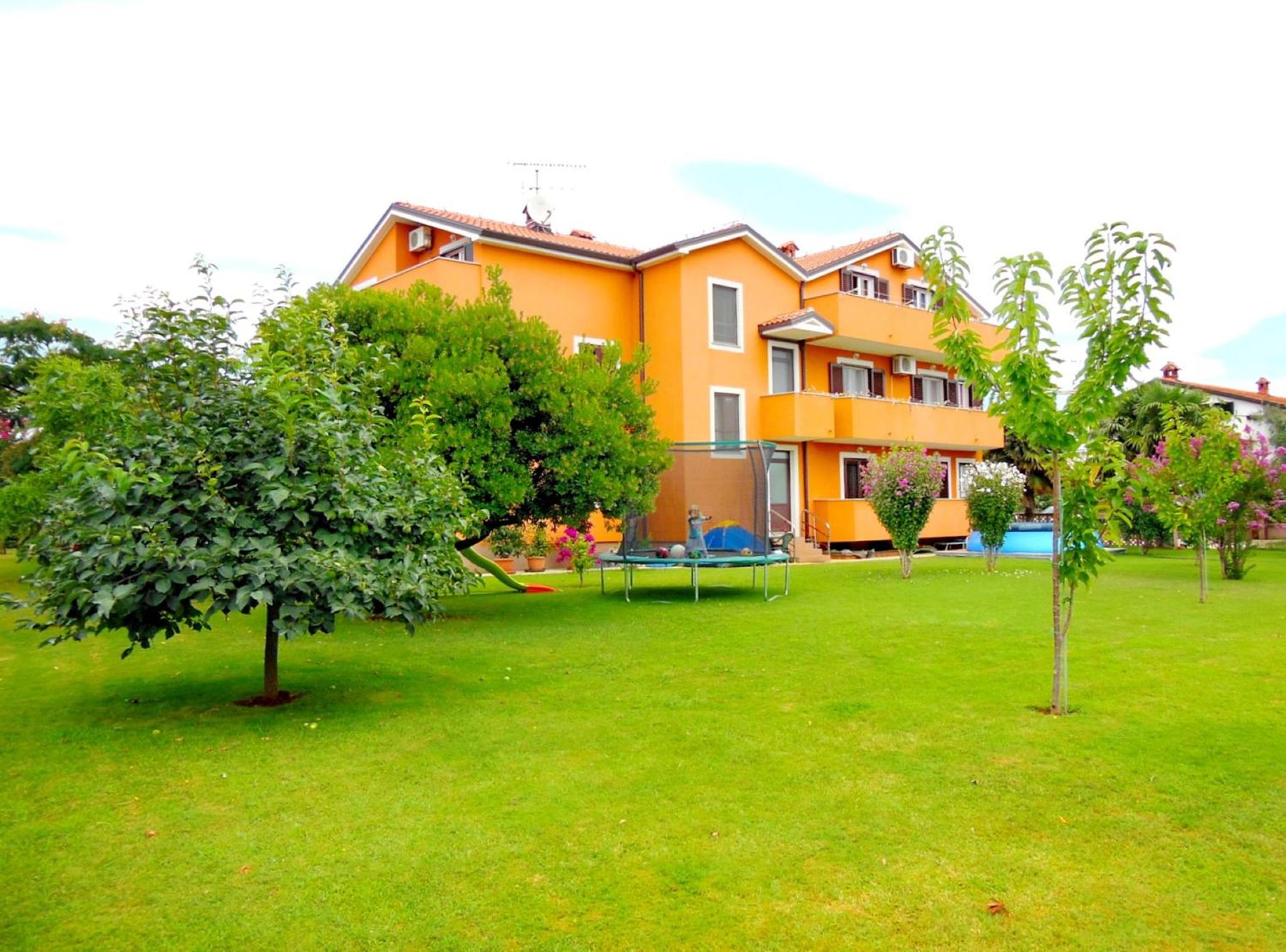 Apartment near the beach with garden