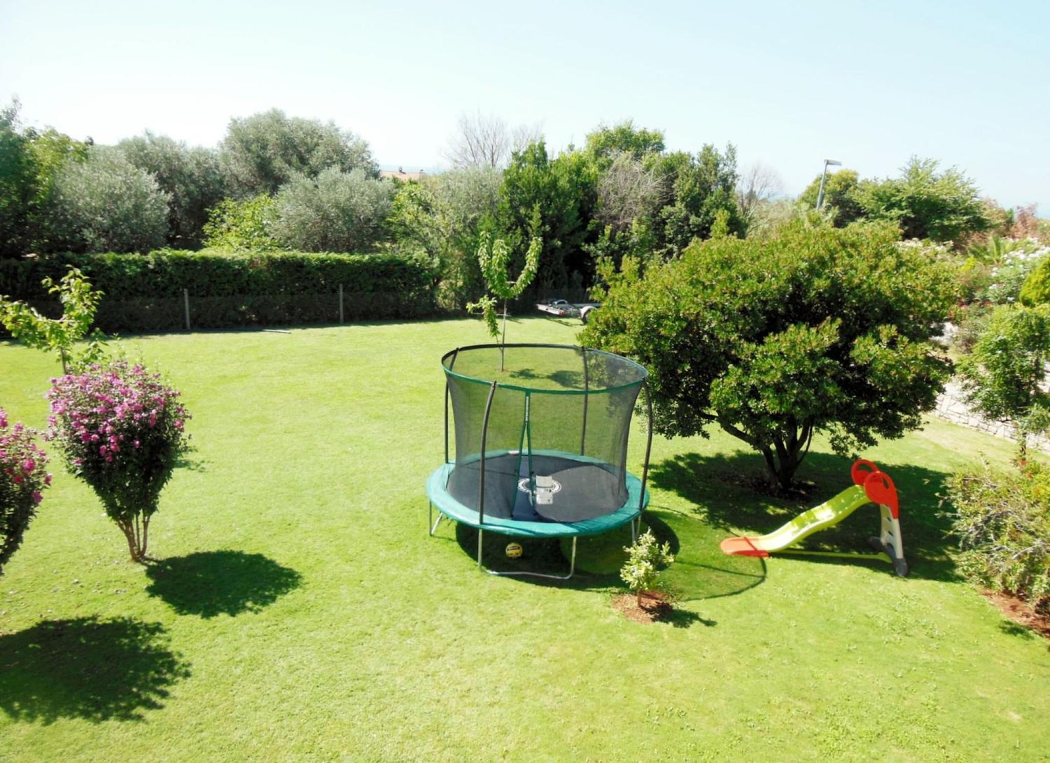 Apartment near the beach with garden