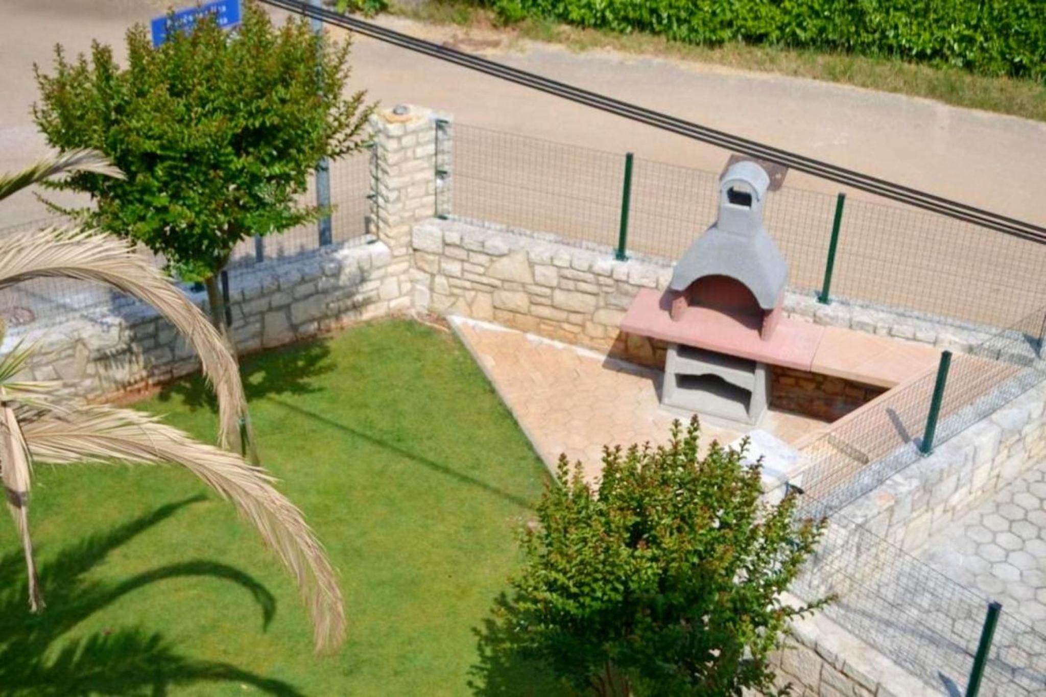 Apartment near the beach with garden