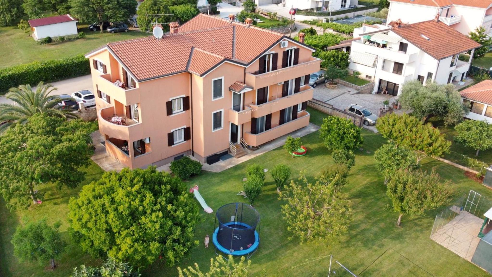 Apartment near the beach with garden