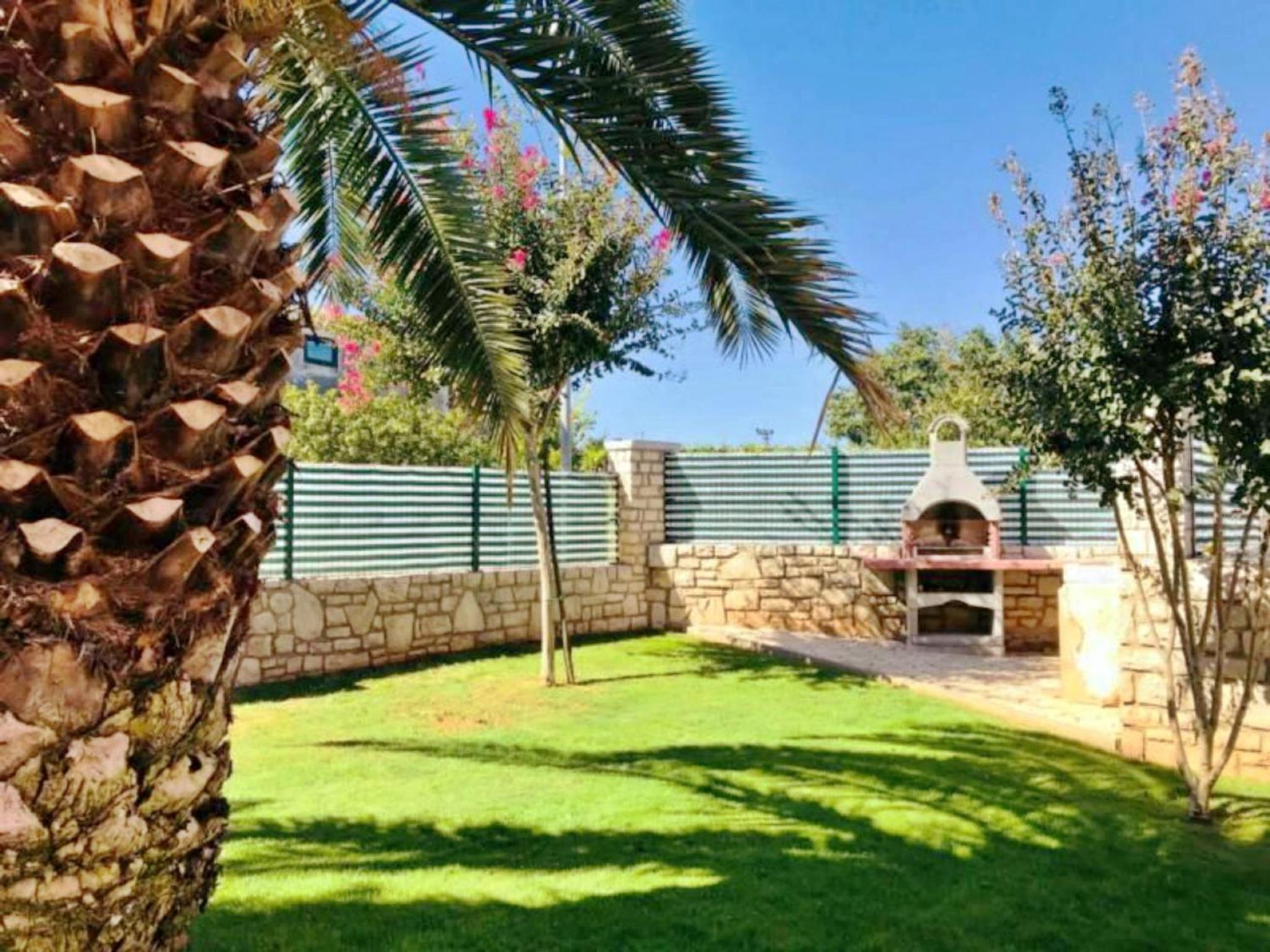 Apartment near the beach with garden